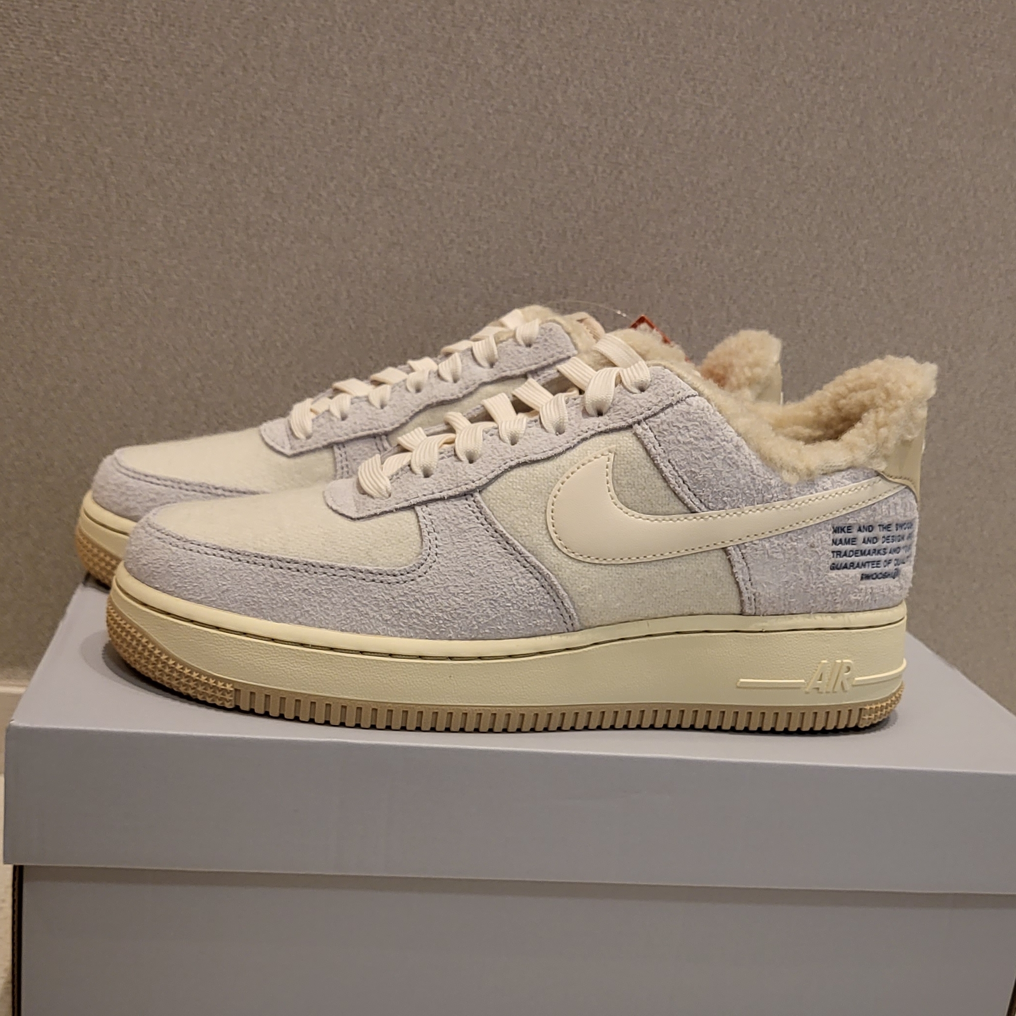 (W) Nike Air Force 1 '07 LV8 Photon Dust Cashmere 착용 스타일 - 1