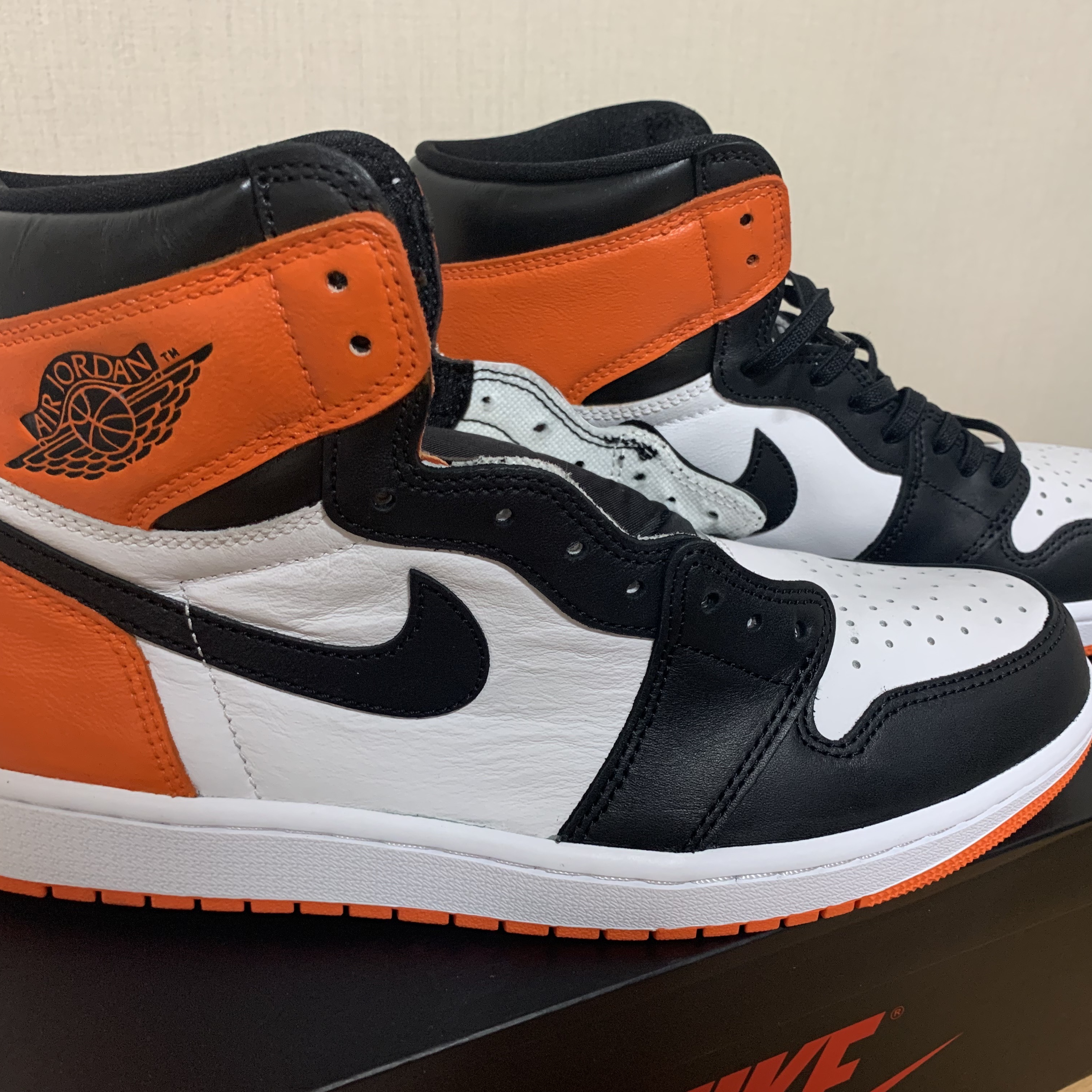 Jordan 1 Retro High OG Electro Orange 착용 스타일 - 2