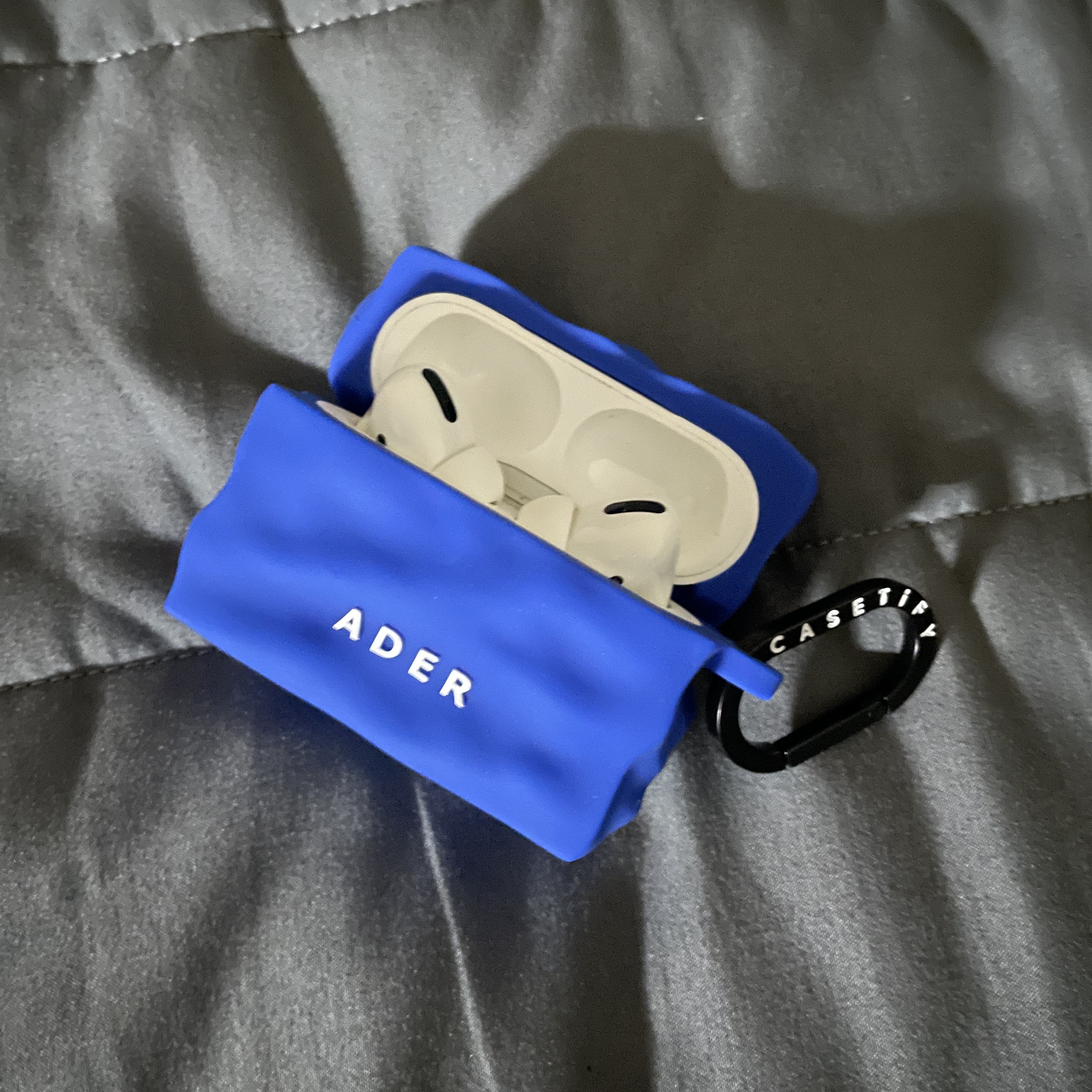 Casetify x Ader Error AirPods Pro Case 착용 스타일 - 1