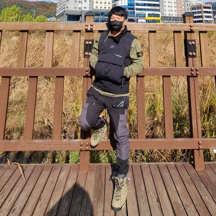 Jordan 6 x Travis Scott Retro Olive, Jordan x Travis Scott Cargo Pants Black 착용 스타일 - 2