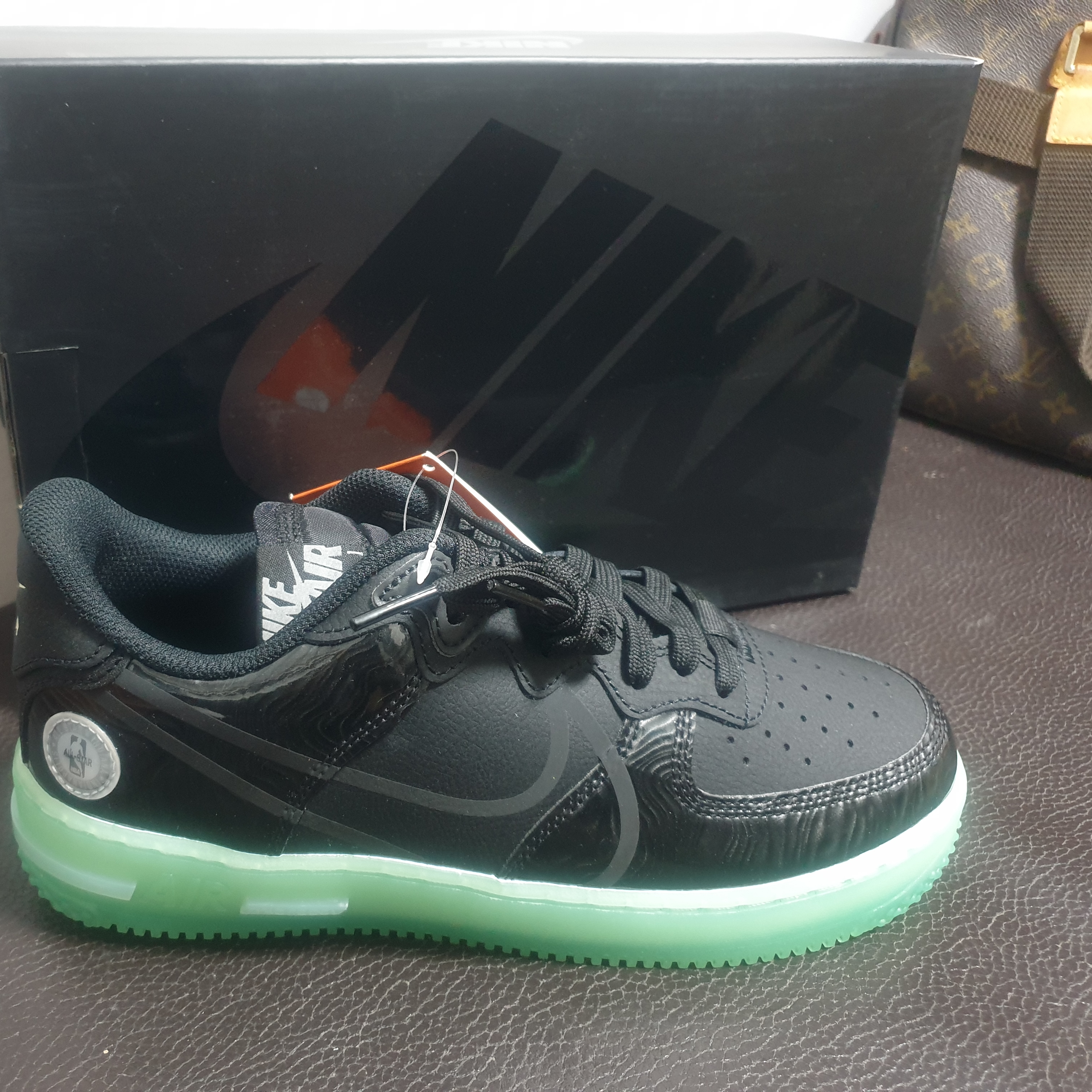 Nike Air Force 1 React LV8 Barely Green 착용 스타일 - 2
