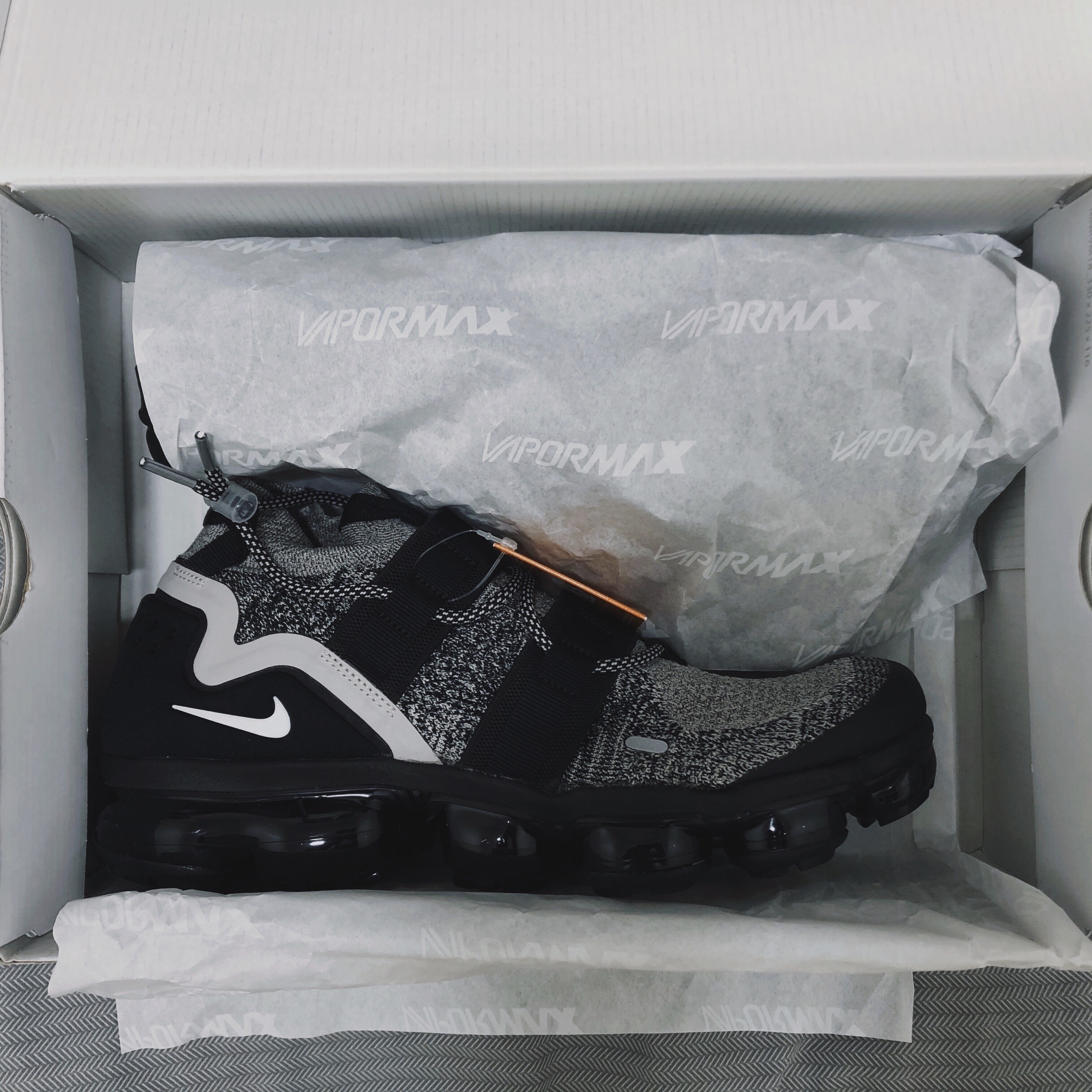 Nike Air VaporMax Utility Moon Particle Black 착용 스타일 - 1