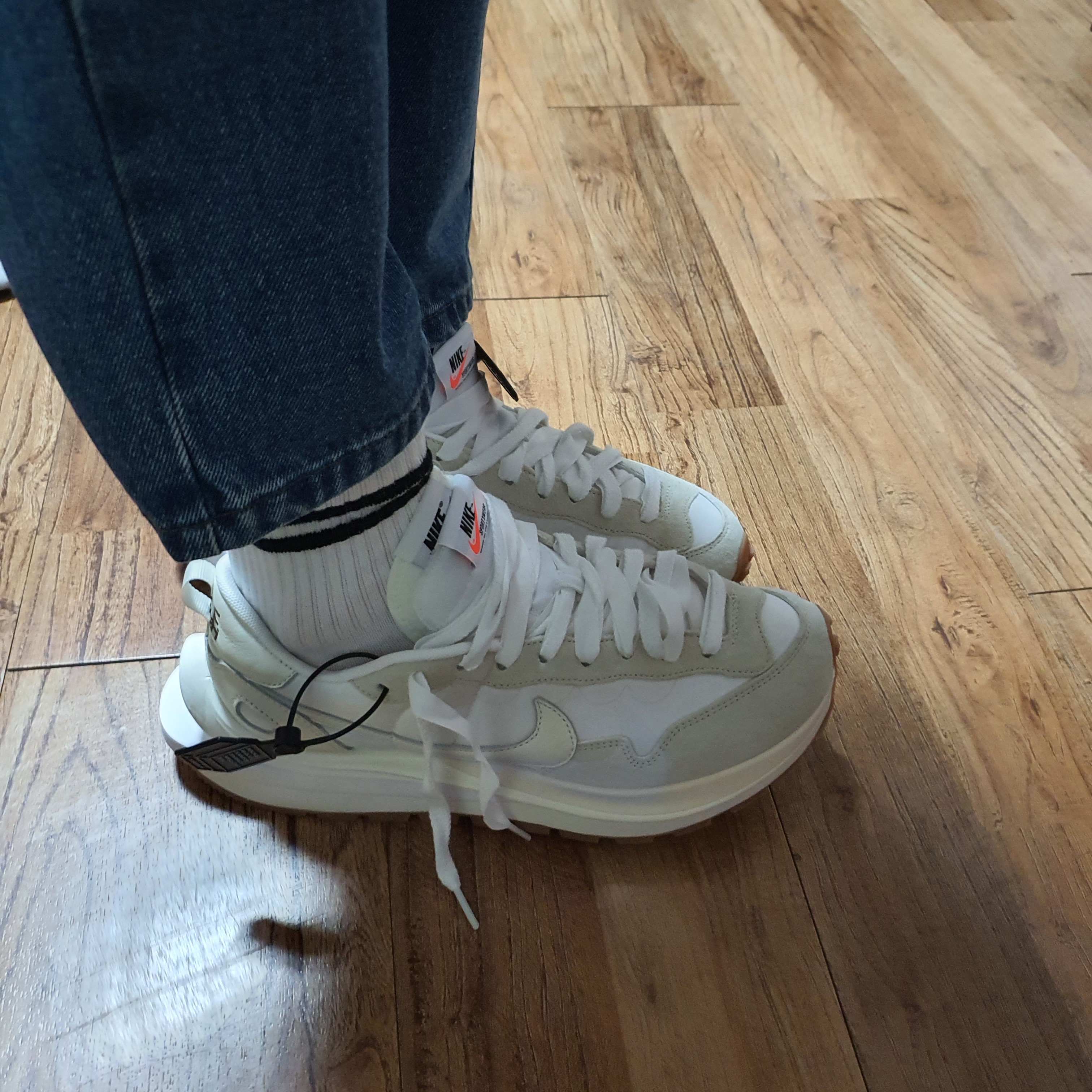 Nike x Sacai VaporWaffle White and Gum 착용 스타일 - 2