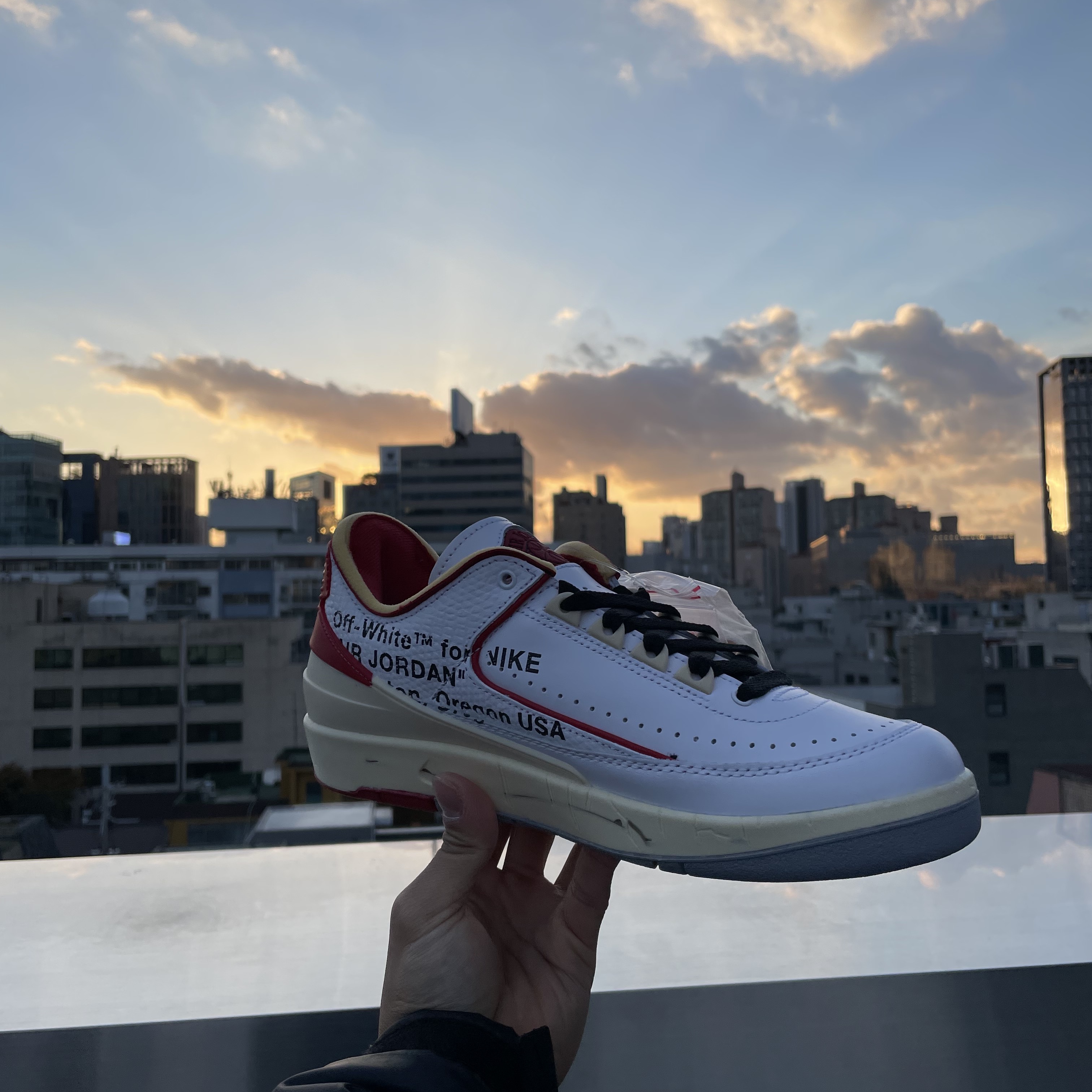 Jordan 2 x Off-White Retro Low SP White and Varsity Red 착용 스타일 - 2