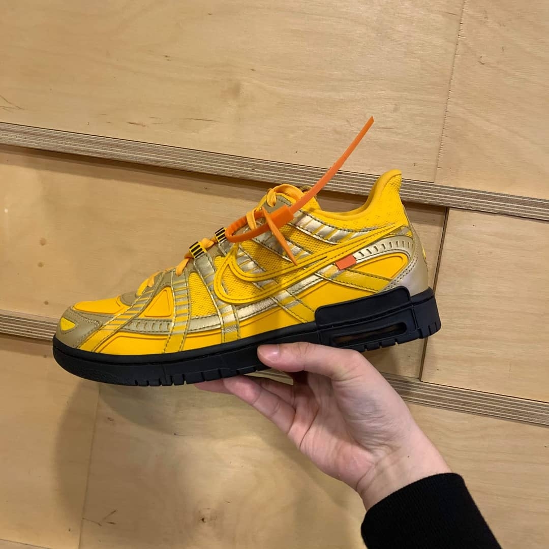 Nike x Off-White Air Rubber Dunk University Gold 착용 스타일