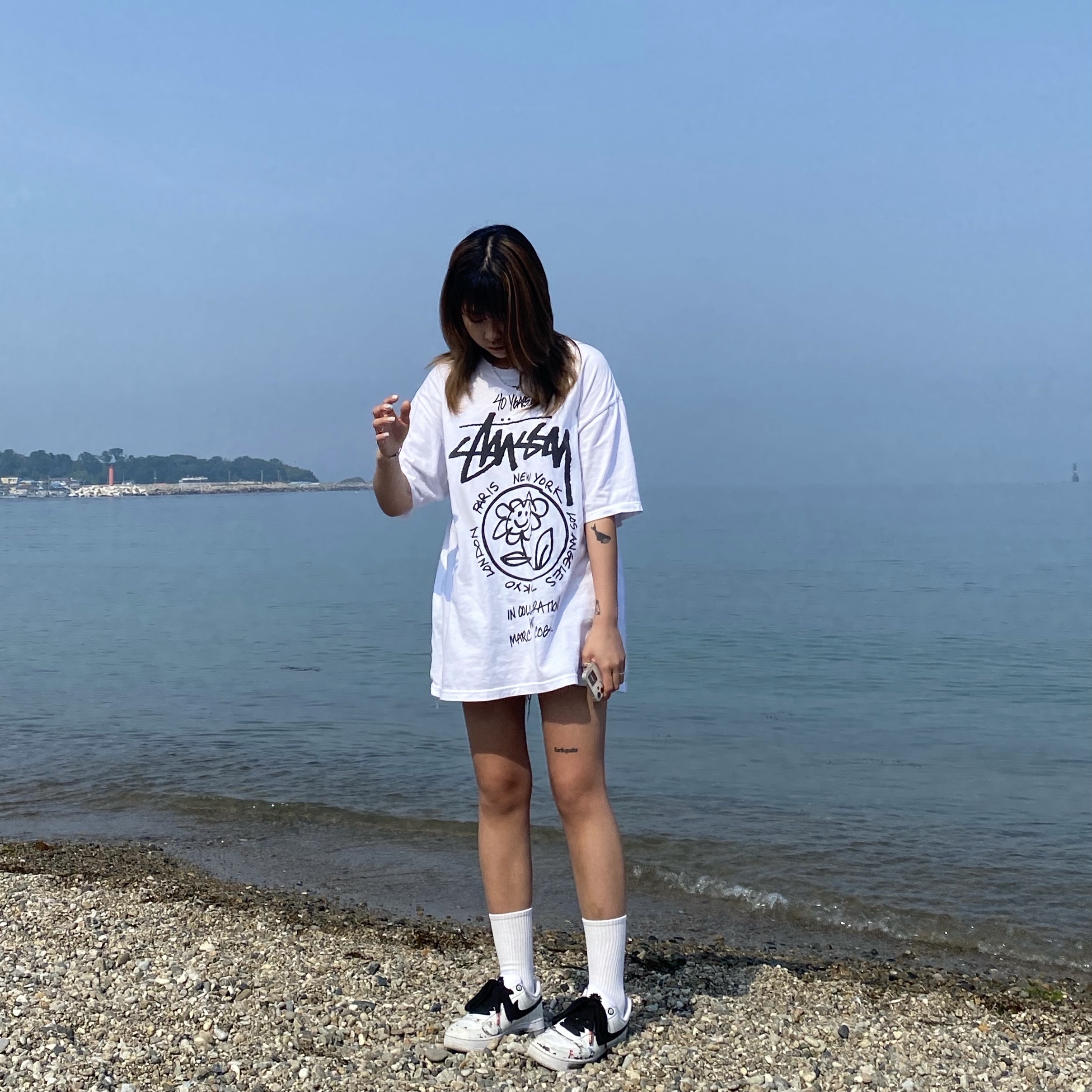 Nike x Peaceminusone Air Force 1 Low Para-Noise 2.0, Stussy x Marc Jacobs 40 WT T-Shirt 착용 스타일