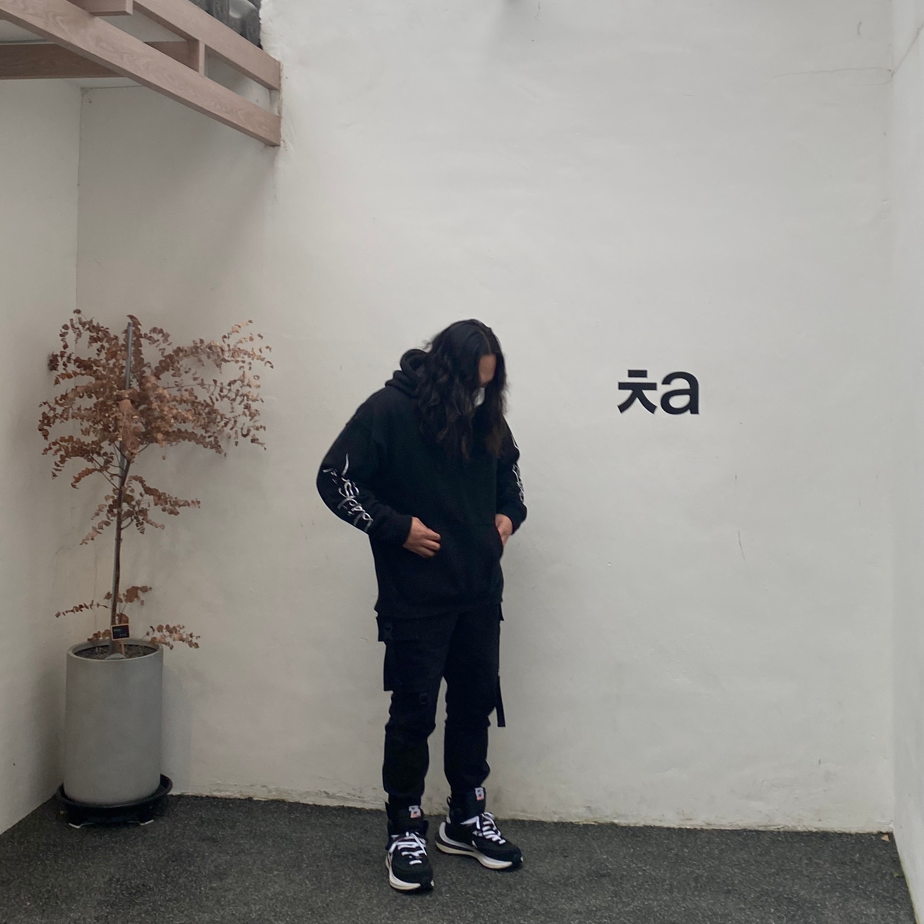 Nike x Sacai x Jean Paul Gaultier VaporWaffle Black White 착용 스타일 - 1