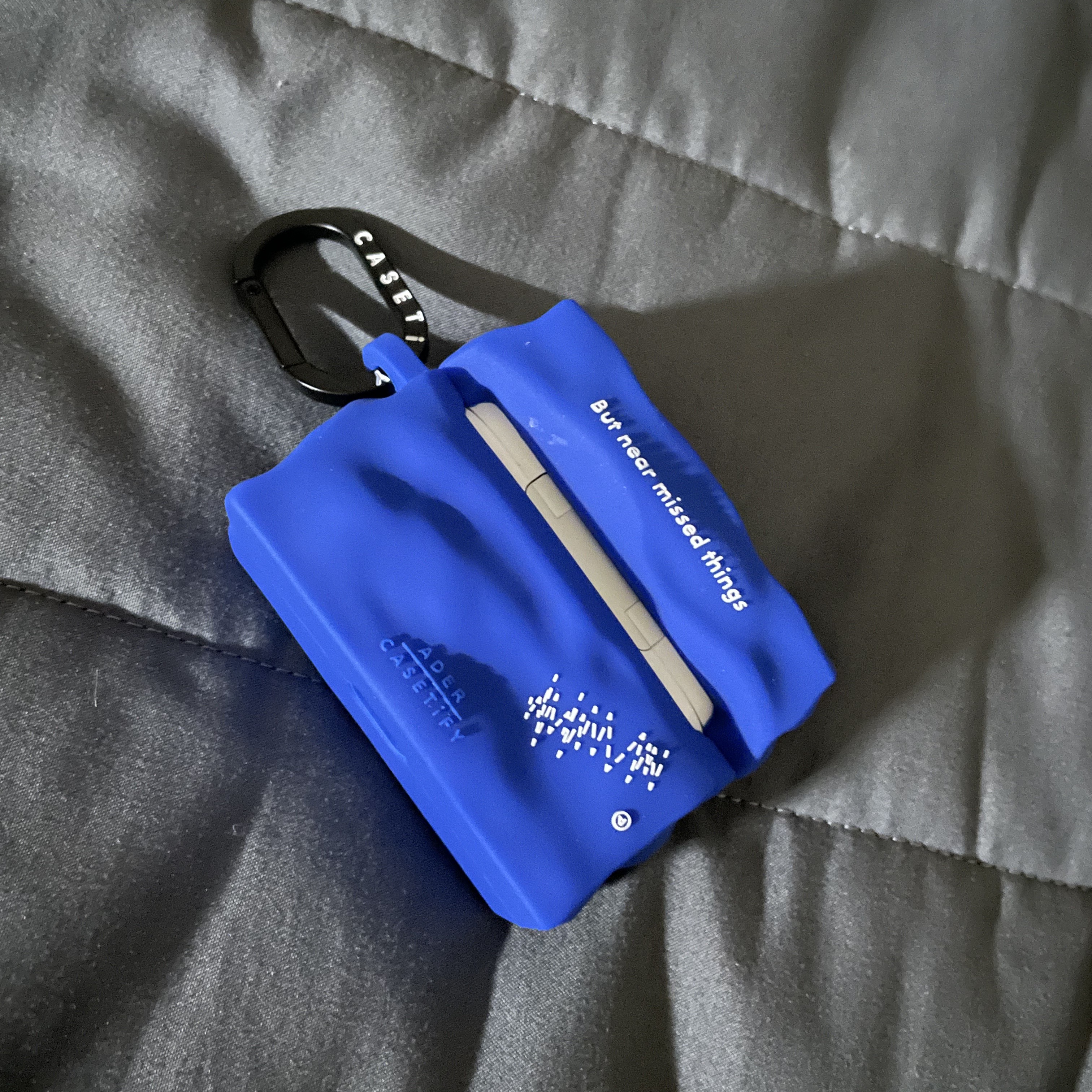 Casetify x Ader Error AirPods Pro Case 착용 스타일 - 4