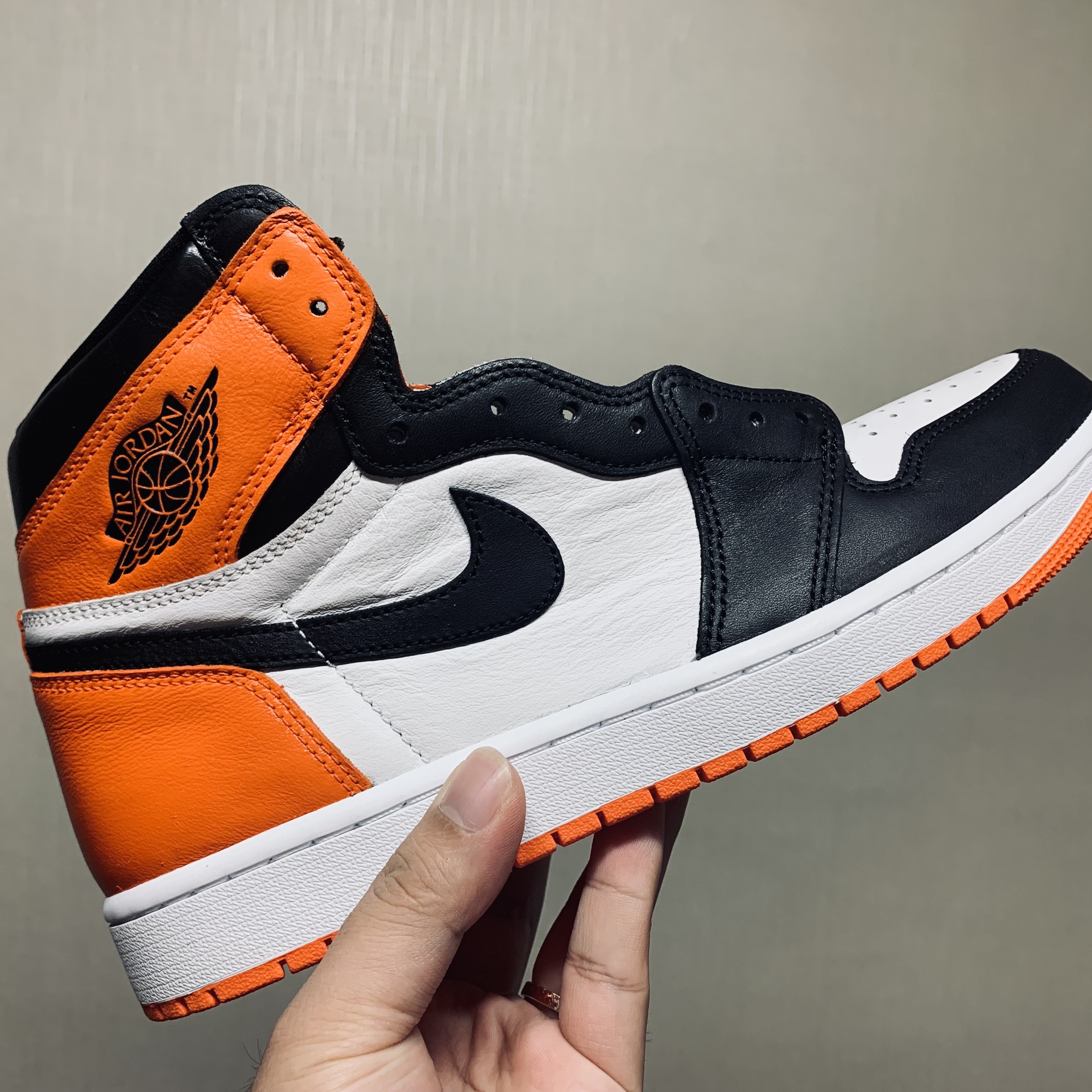 Jordan 1 Retro High OG Electro Orange 착용 스타일 - 1