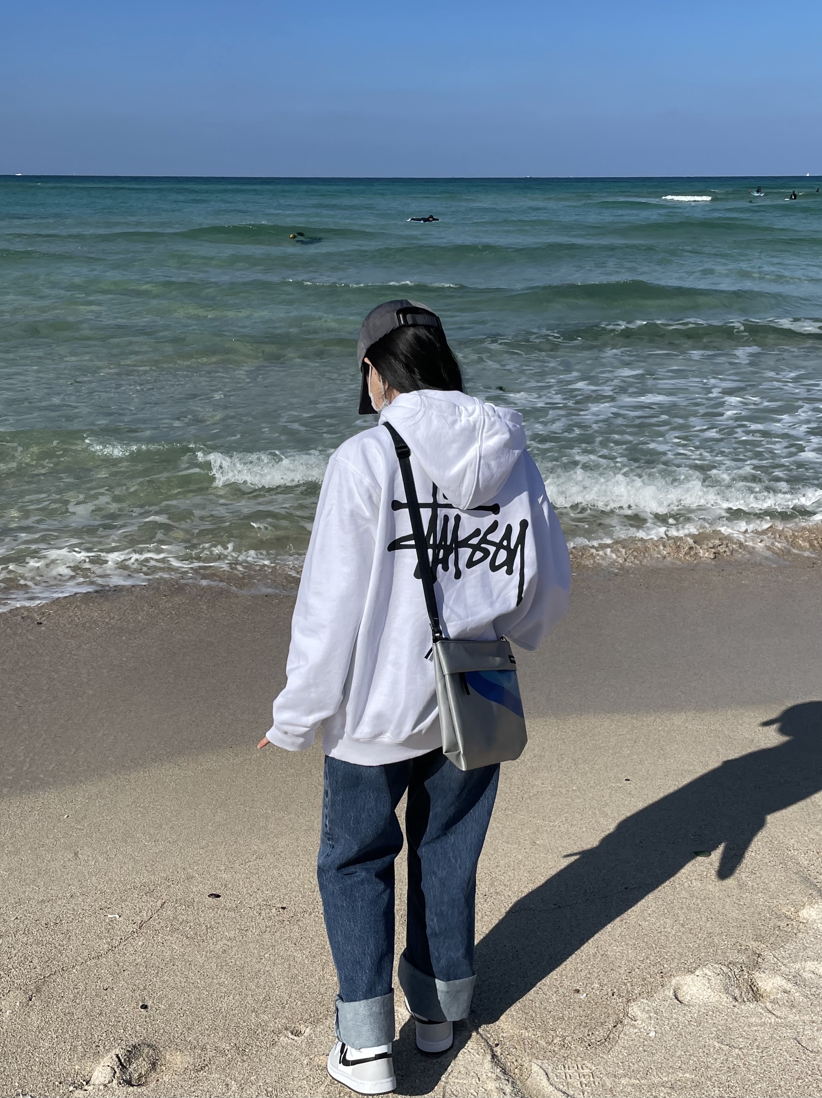 (W) Jordan 1 Mid Grey Fog, Stussy Basic Stussy Hoodie White 2021 착용 스타일 - 3