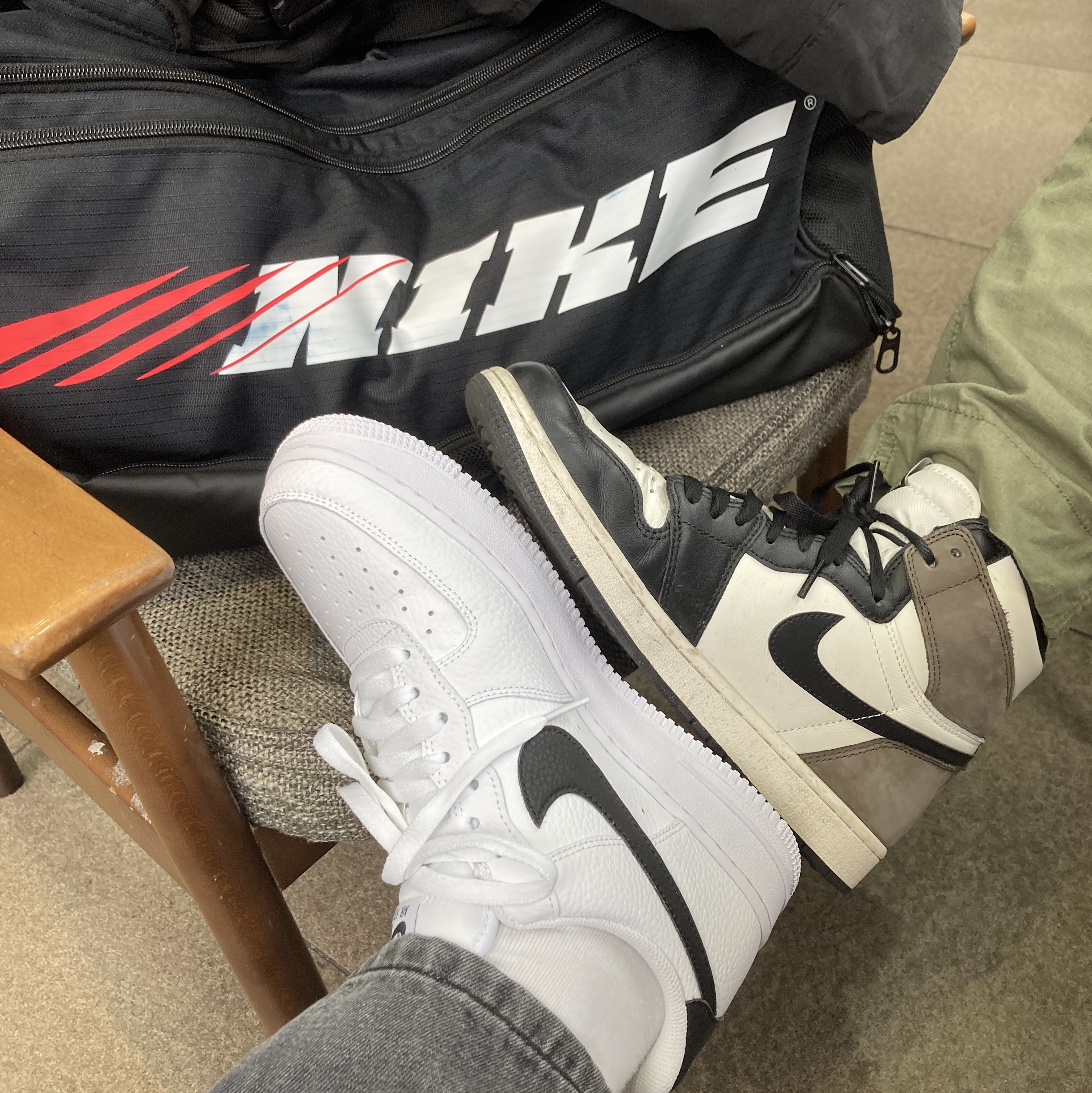 Nike Air Force 1 '07 White Black, Jordan 1 Retro High OG Black Mocha 착용 스타일 - 1