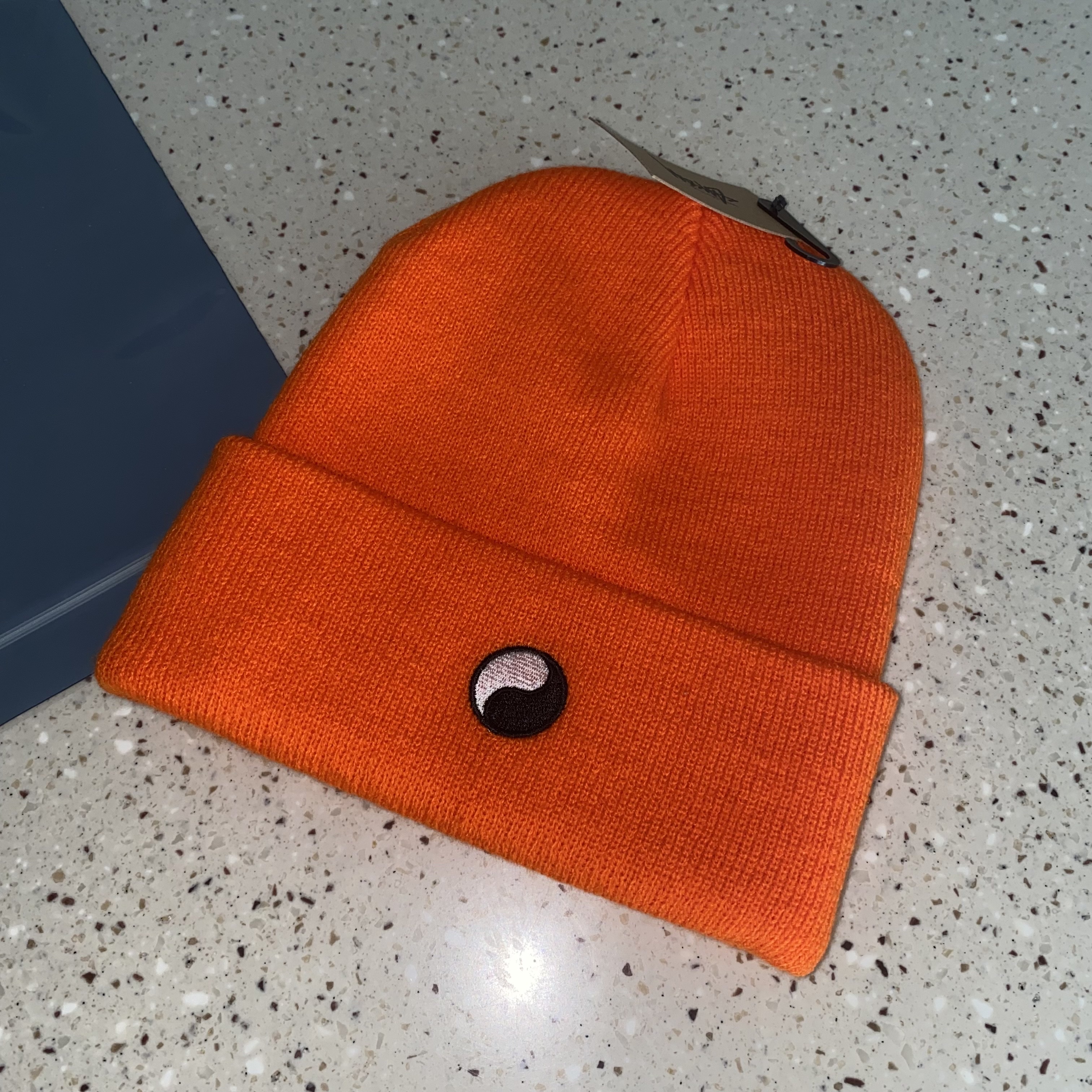 Stussy x Our Legacy Yin Yang Beanie Orange 착용 스타일 - 2