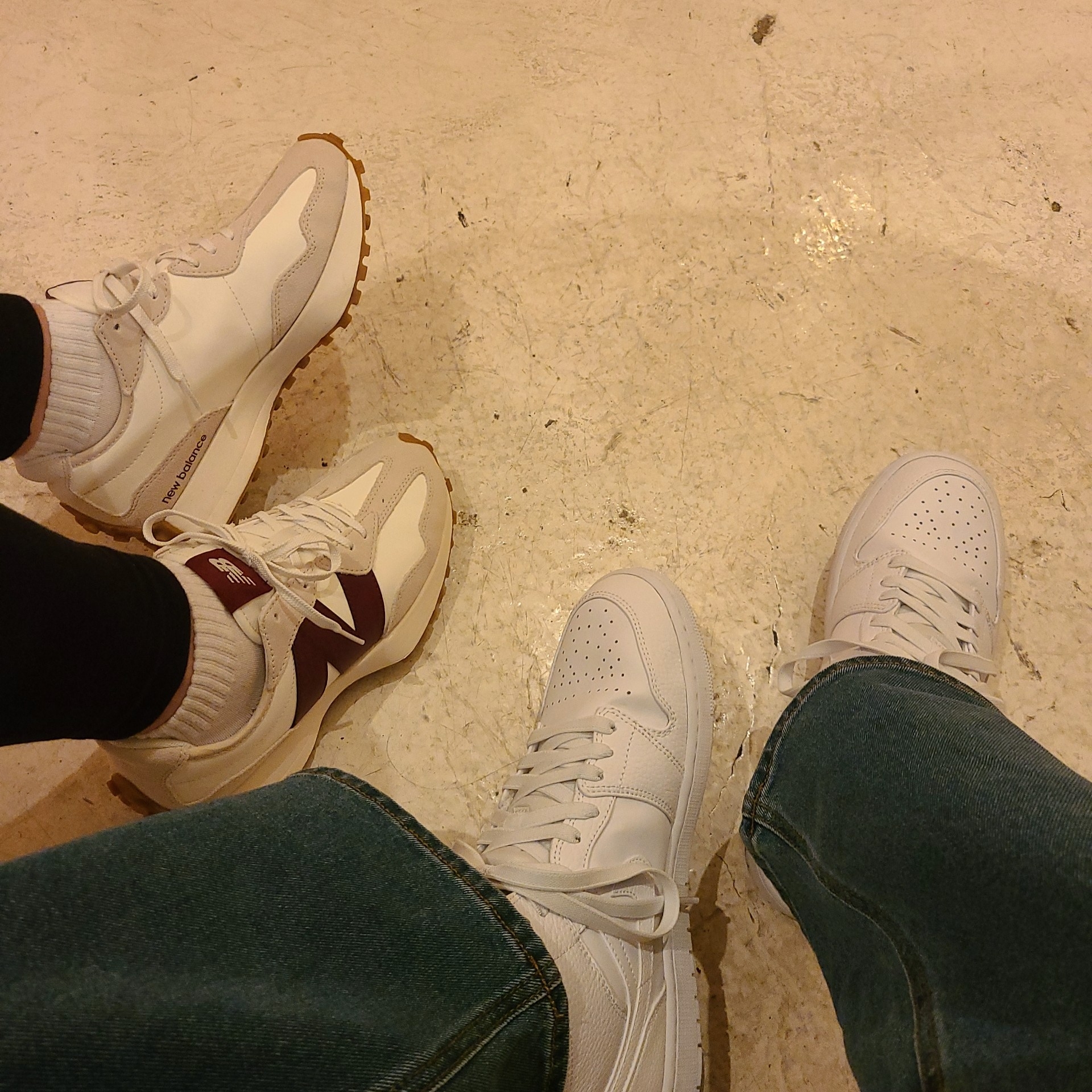 (W) New Balance 327 Burgundy, Jordan 1 Mid Triple White 착용 스타일 - 3