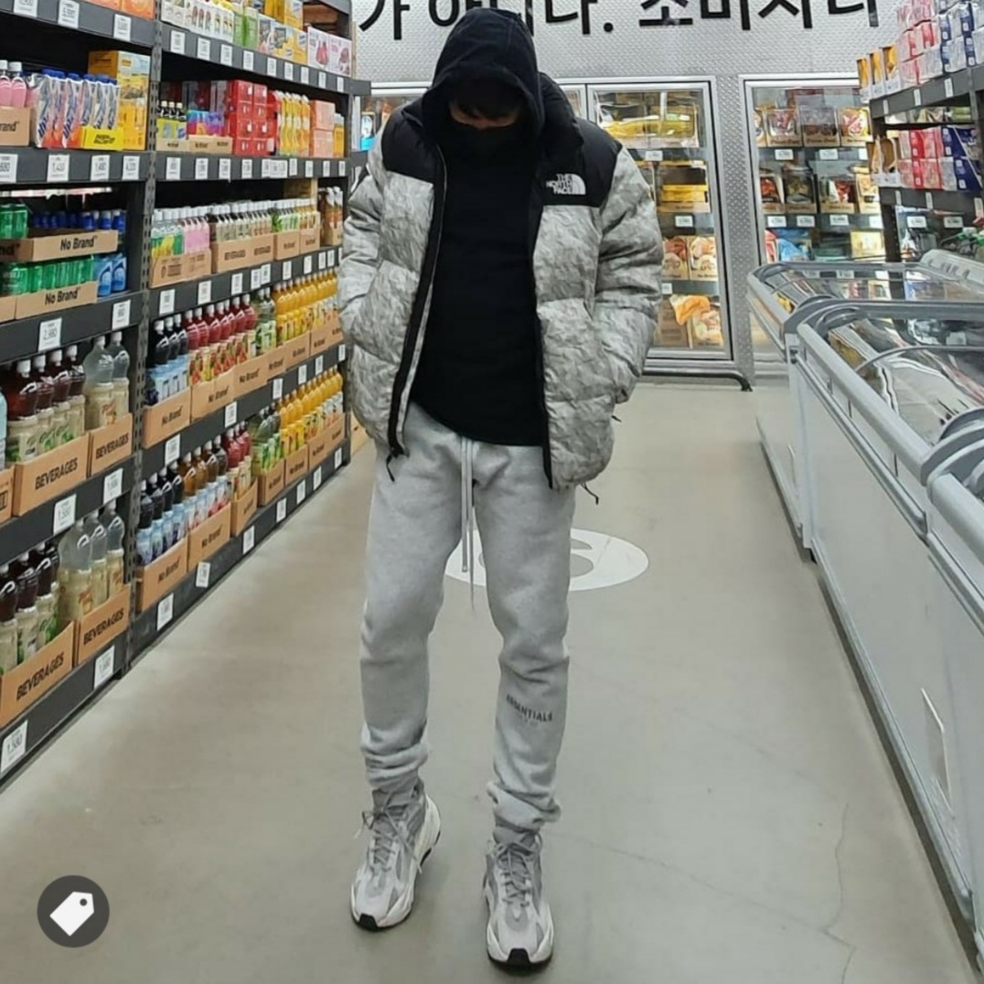Supreme x The North Face Paper Print Nuptse Jacket - 19FW, Adidas Yeezy Boost 700 V2 Static 2018 착용 스타일