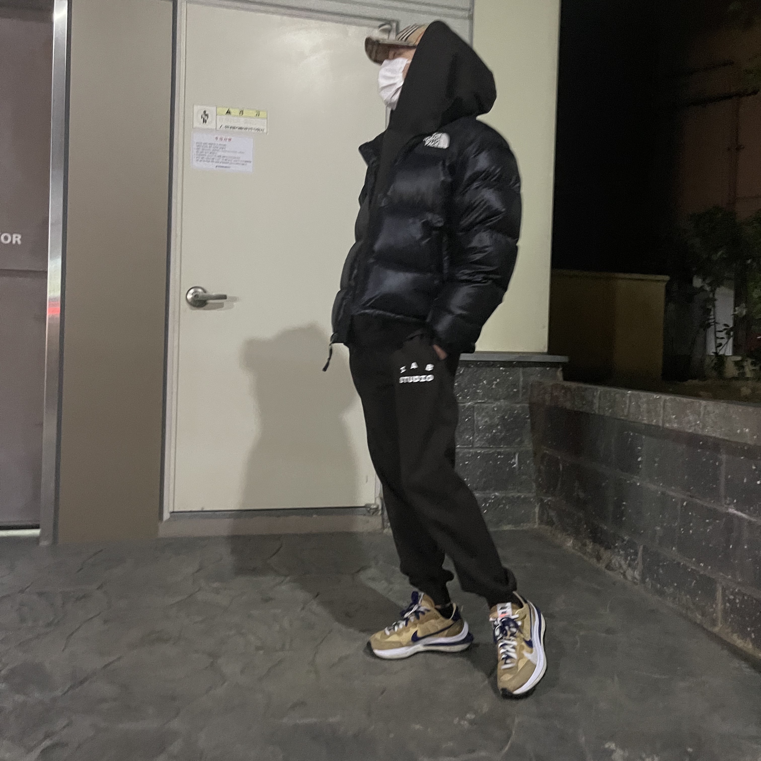 IAB Studio Hoodie Brown, IAB Studio Sweatpants Brown 착용 스타일