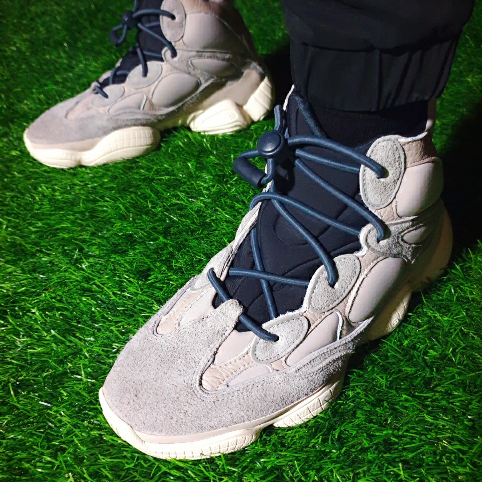 Adidas Yeezy 500 High Mist Stone 착용 스타일 - 5