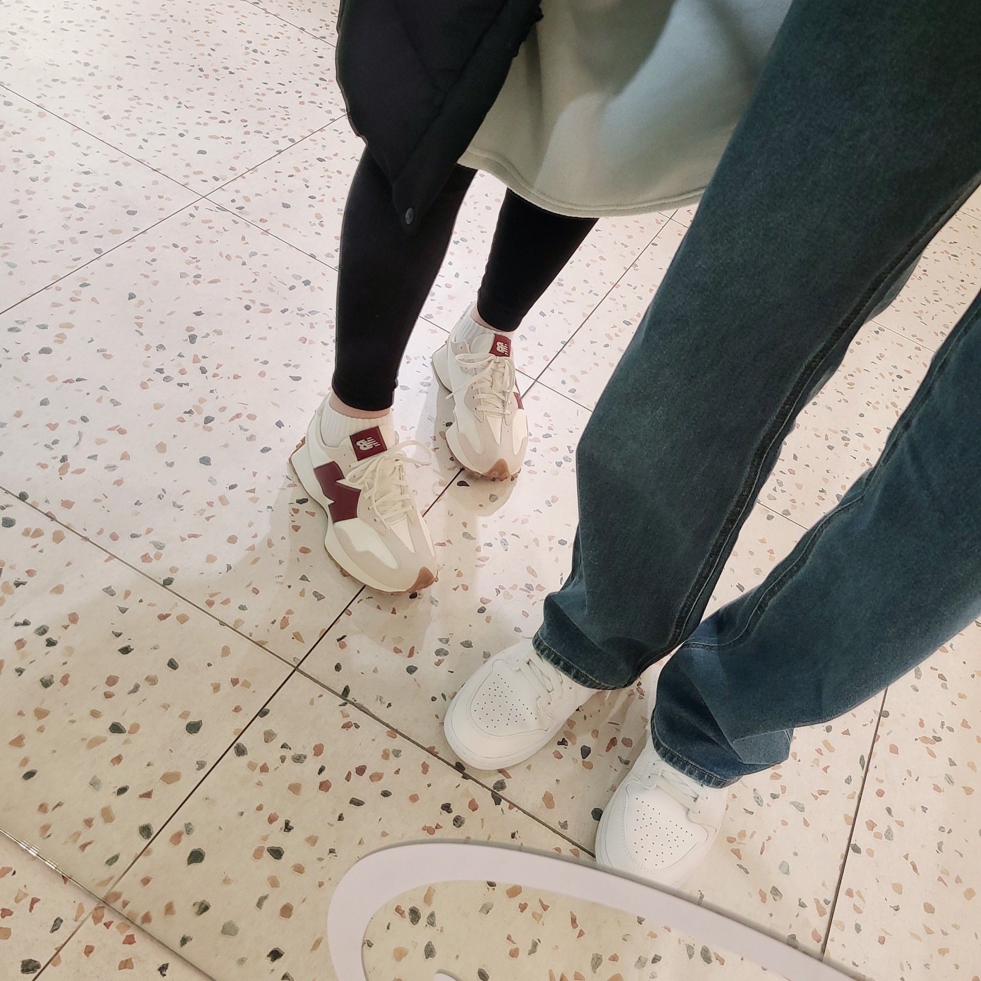 (W) New Balance 327 Burgundy, Jordan 1 Mid Triple White 착용 스타일 - 2