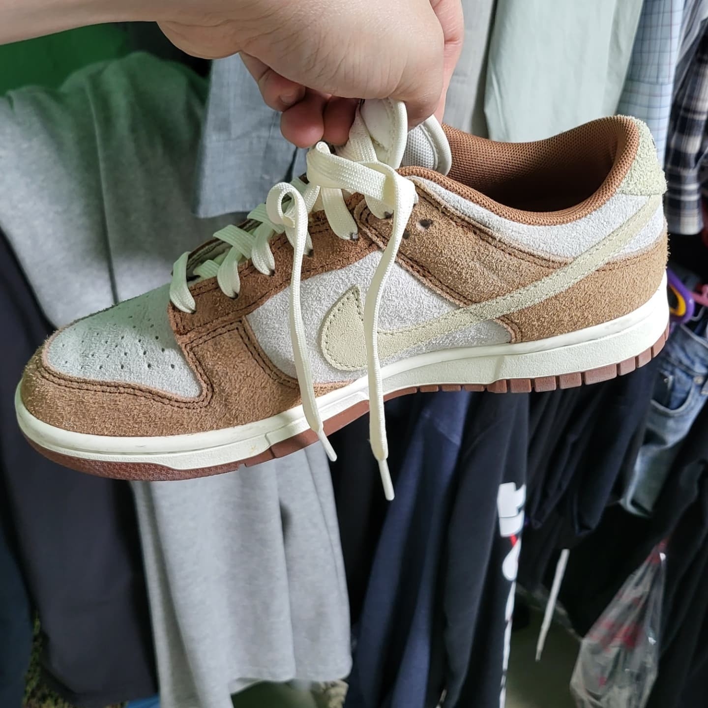 Nike Dunk Low Pro Premium Medium Curry 착용 스타일 - 1