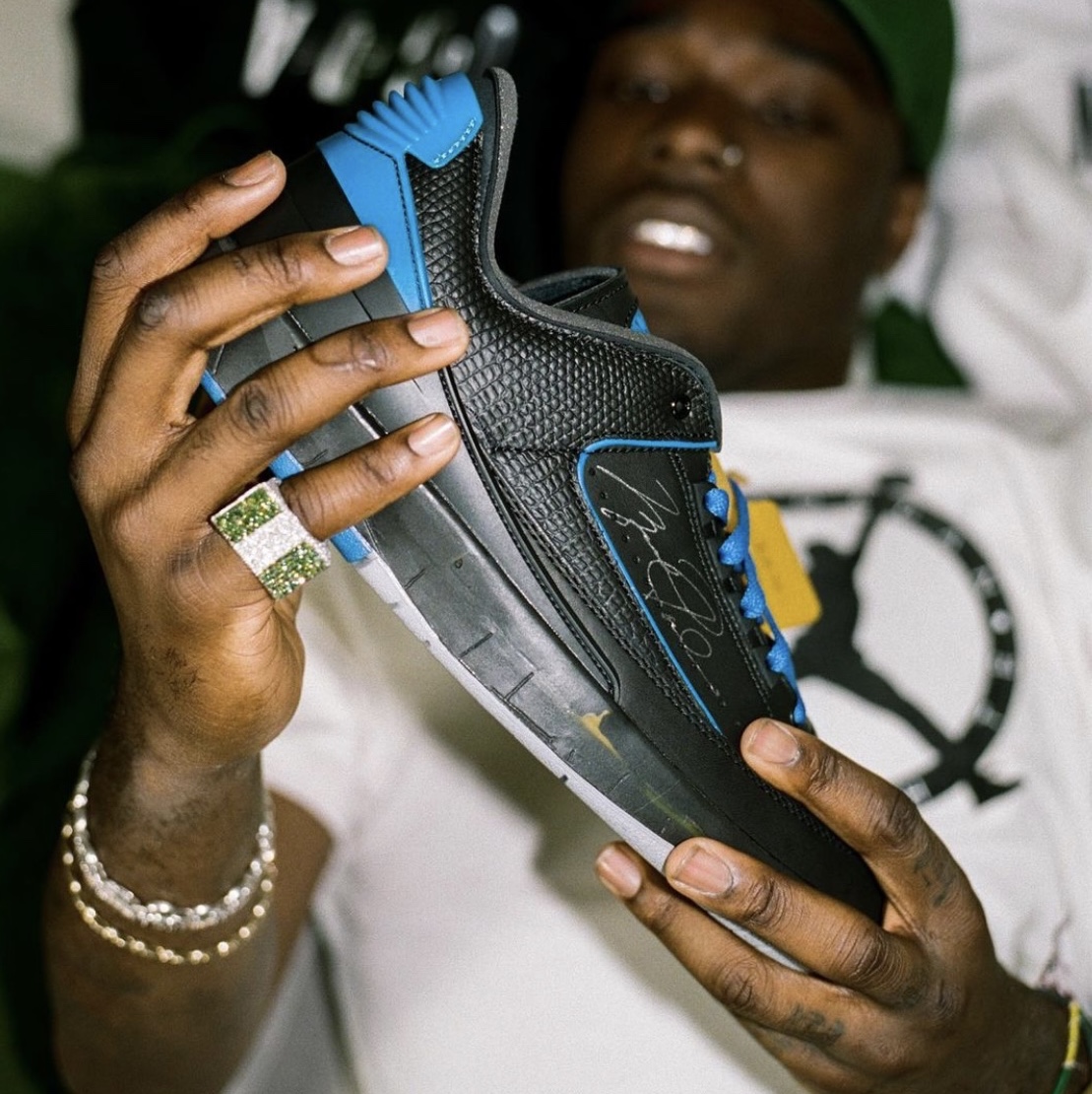 Jordan 2 x Off-White Retro Low SP Black and Varsity Royal 착용 스타일