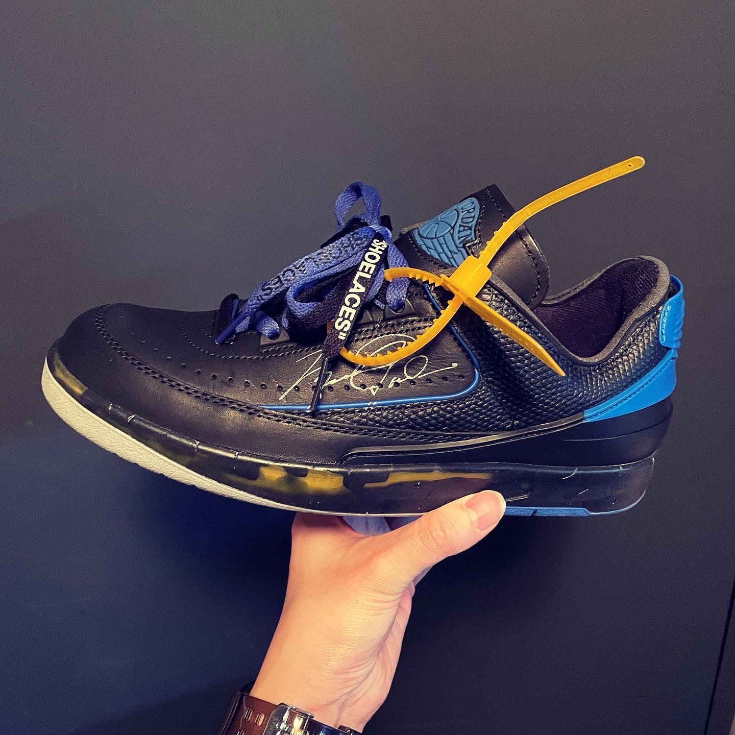 Jordan 2 x Off-White Retro Low SP Black and Varsity Royal 착용 스타일 - 2