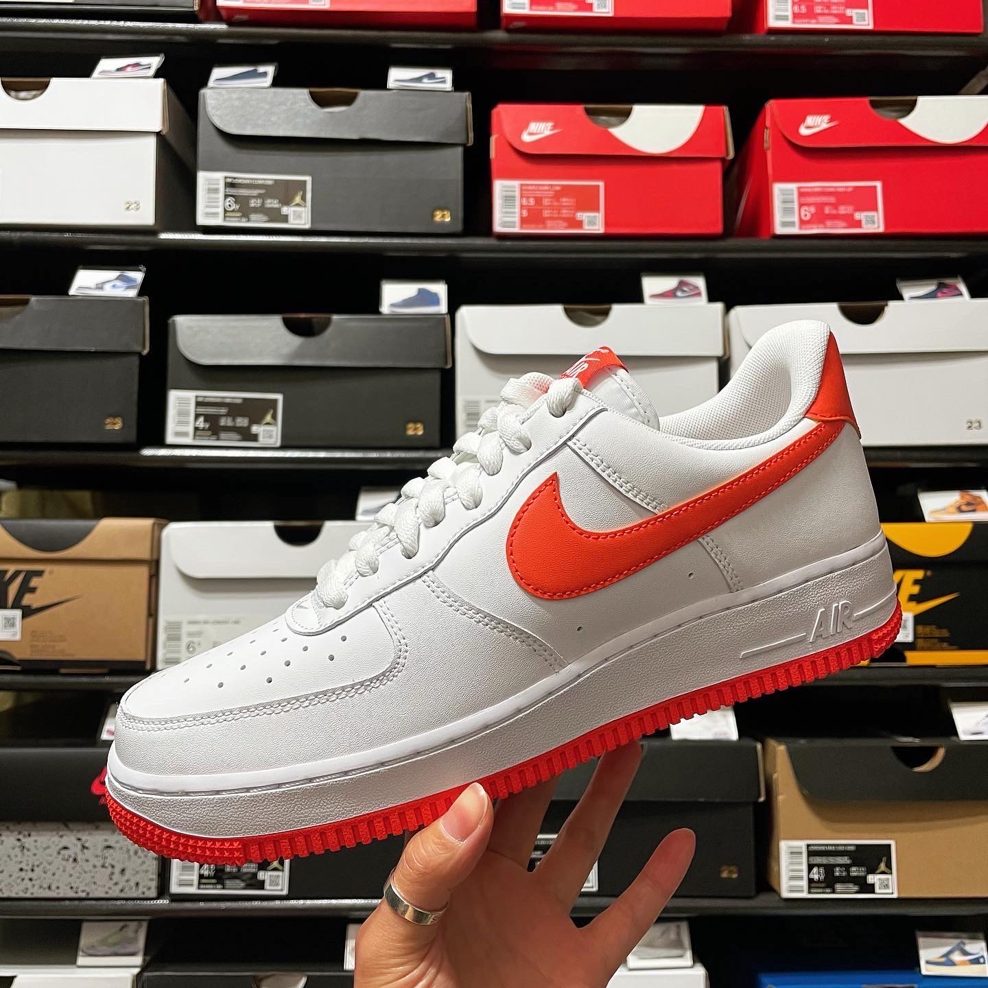 Nike Air Force 1 '07 Low White Team Orange 착용 스타일 - 2