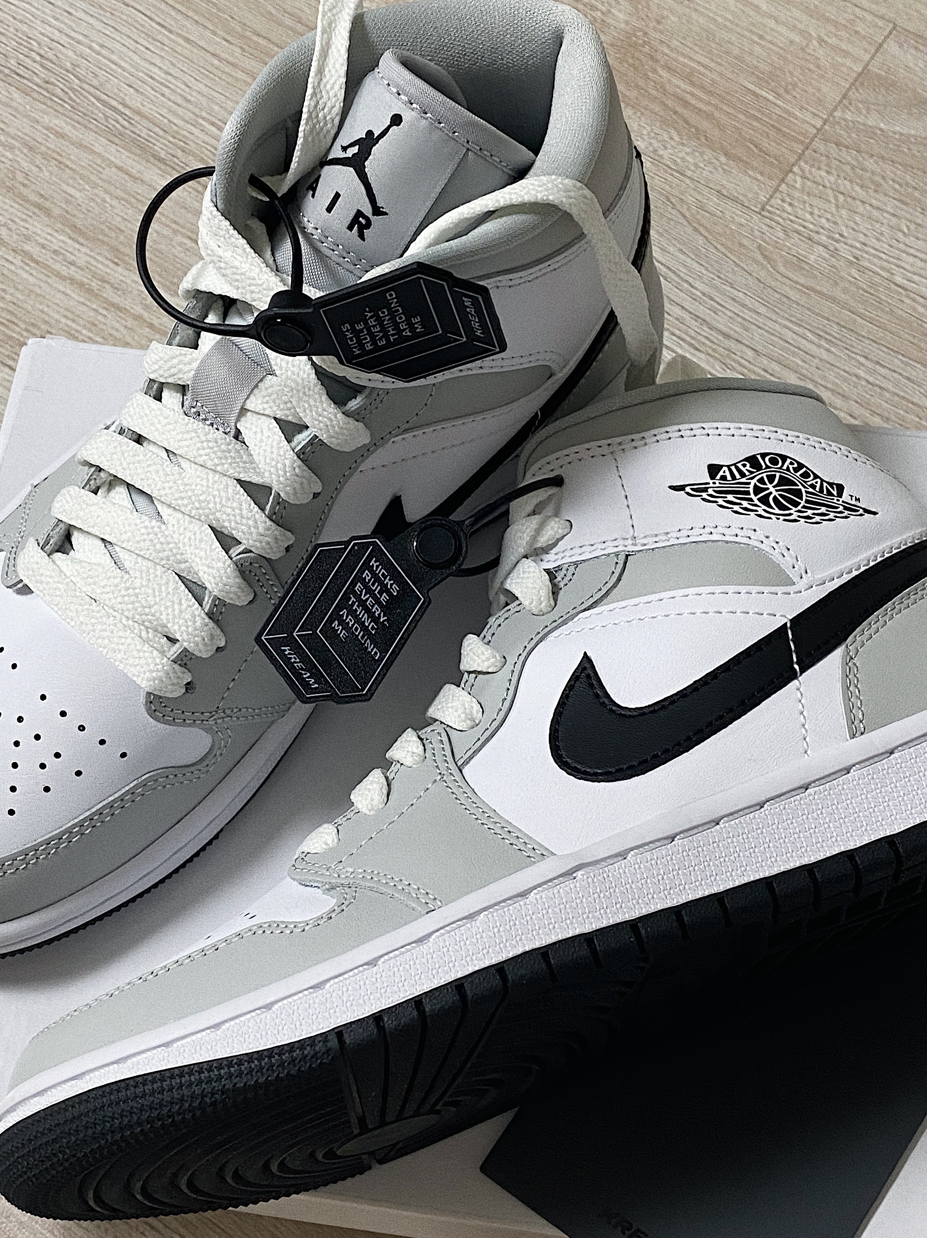 (W) Jordan 1 Mid Grey Fog, IAB Studio Socks Pack White Gray Brown 착용 스타일 - 2