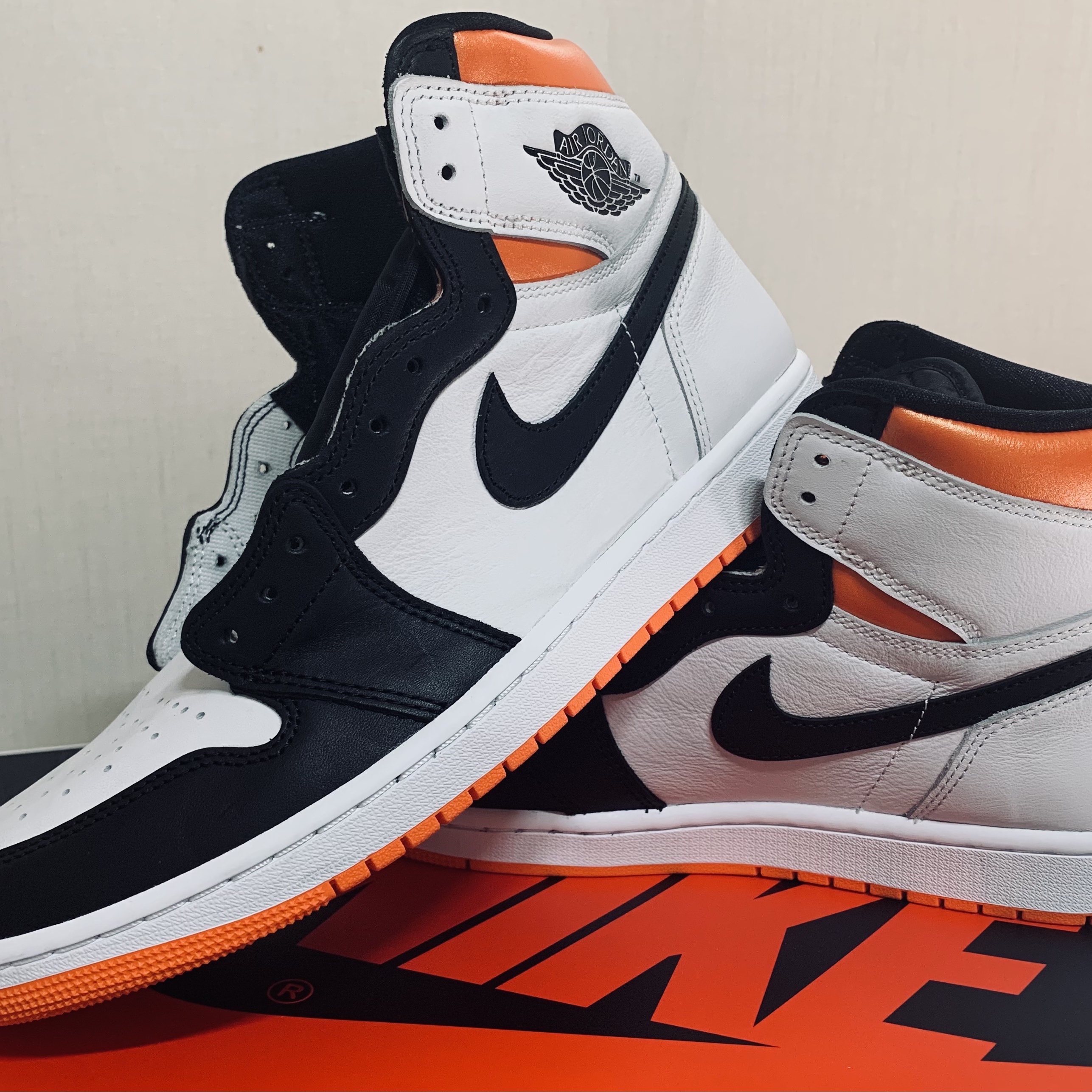 Jordan 1 Retro High OG Electro Orange 착용 스타일 - 3