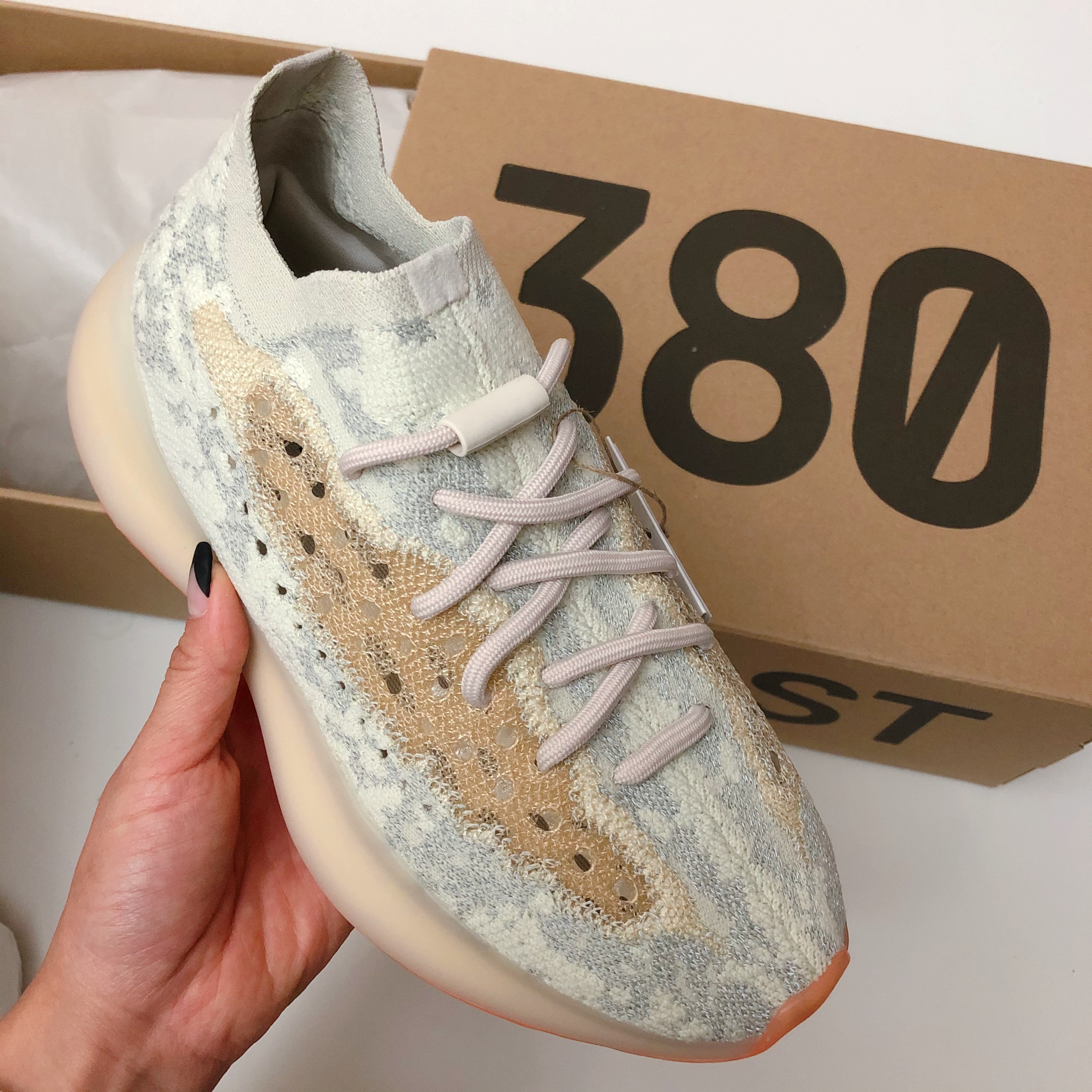 Adidas Yeezy Boost 380 Yecoraite - Reflective 착용 스타일
