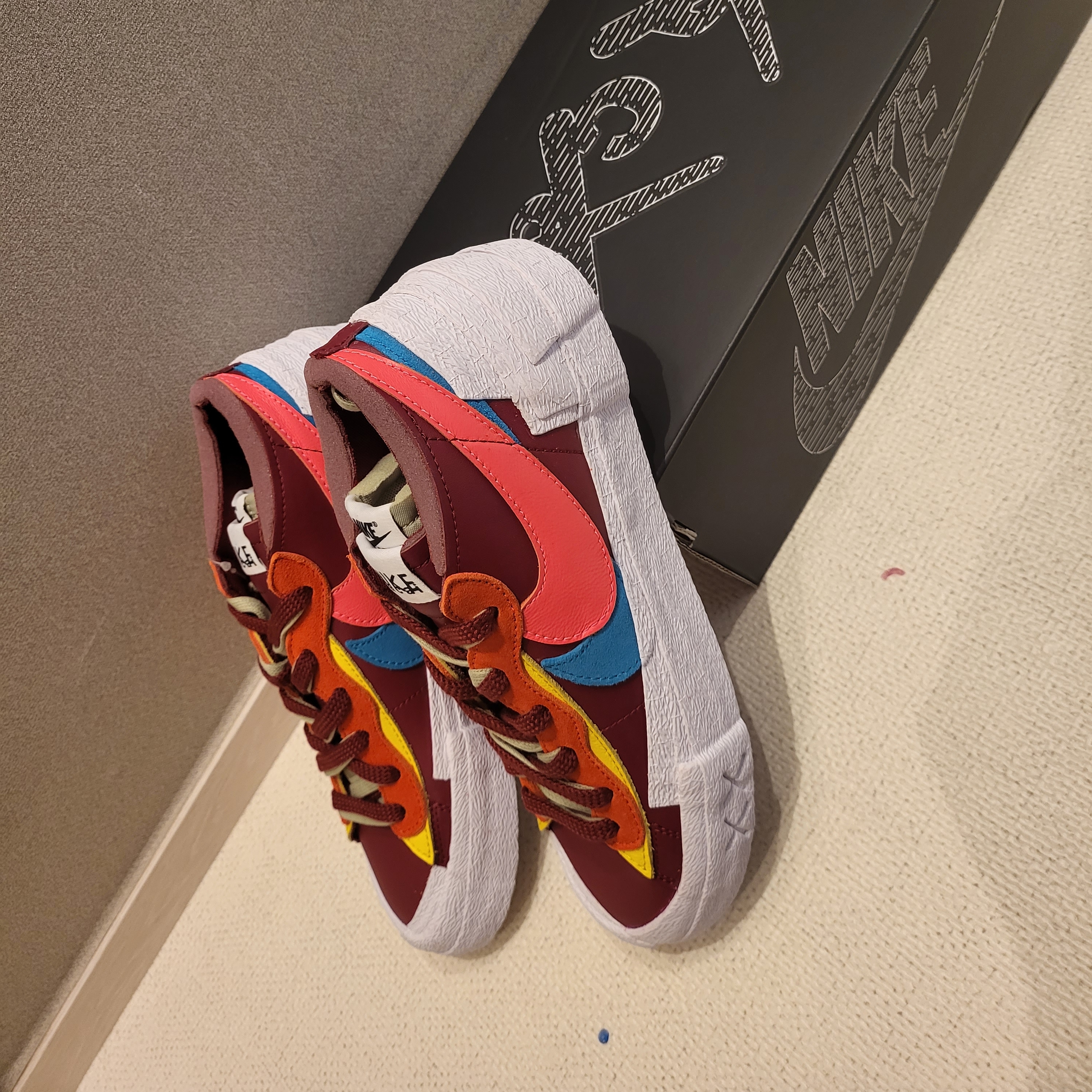 Nike x Sacai x Kaws Blazer Low Team Red 착용 스타일 - 5