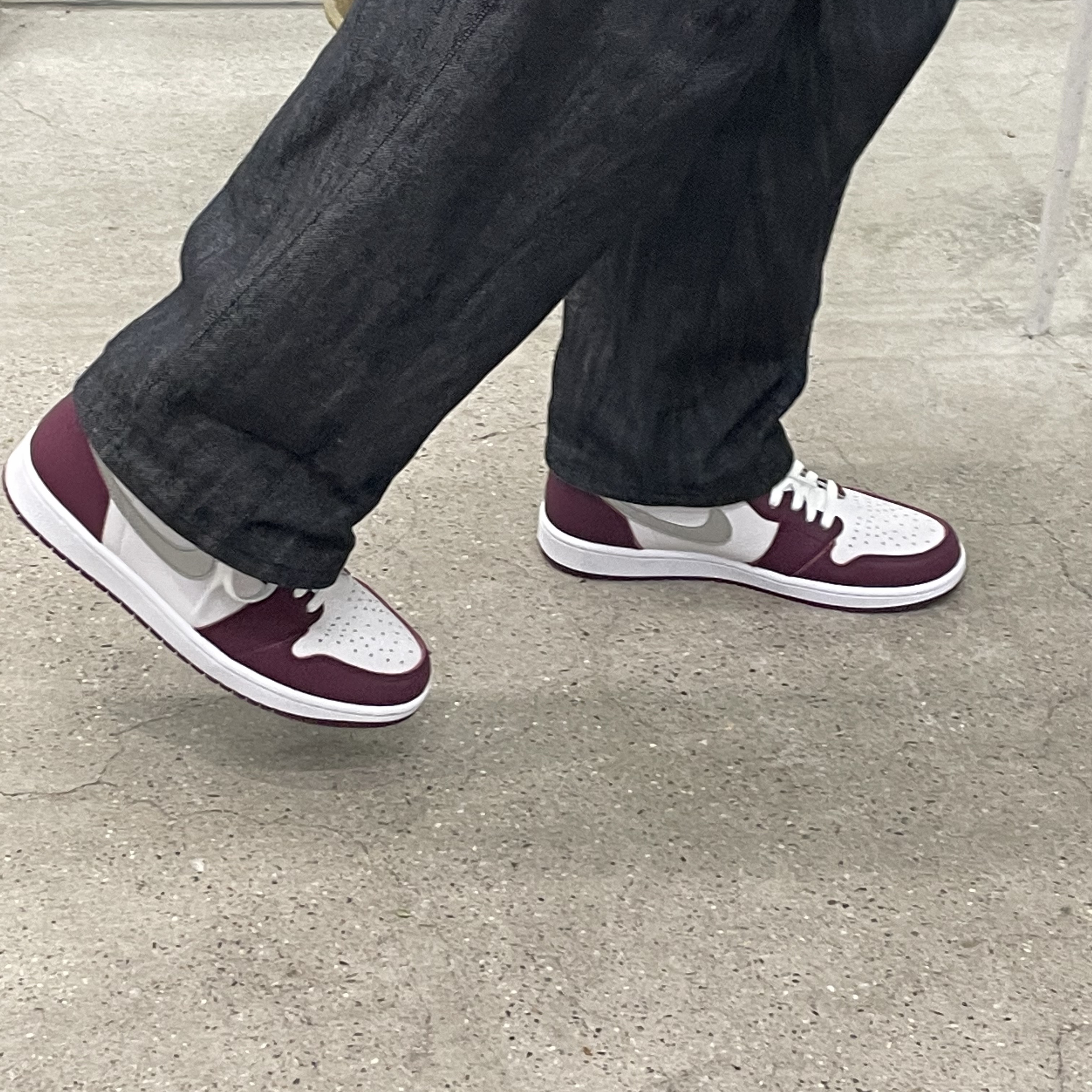 Jordan 1 Retro High OG Bordeaux 착용 스타일 - 2