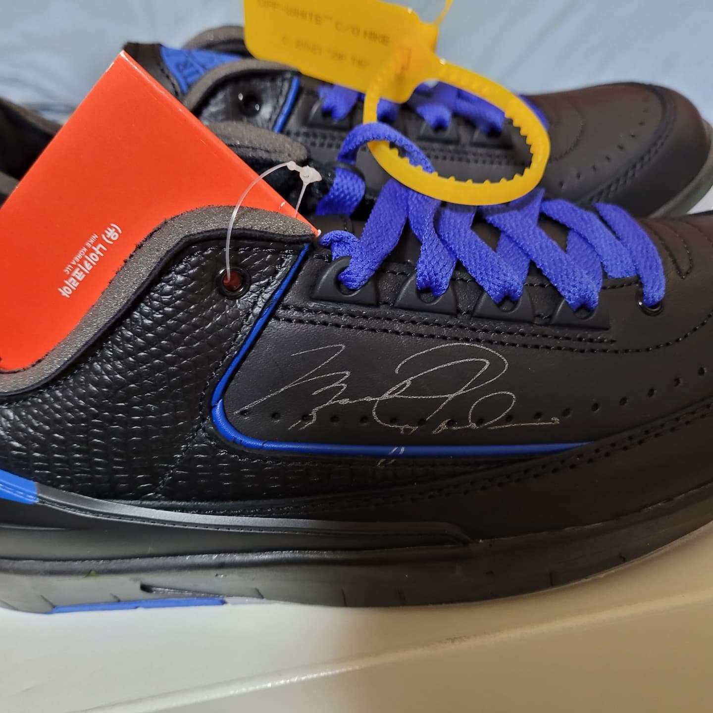 Jordan 2 x Off-White Retro Low SP Black and Varsity Royal 착용 스타일 - 2