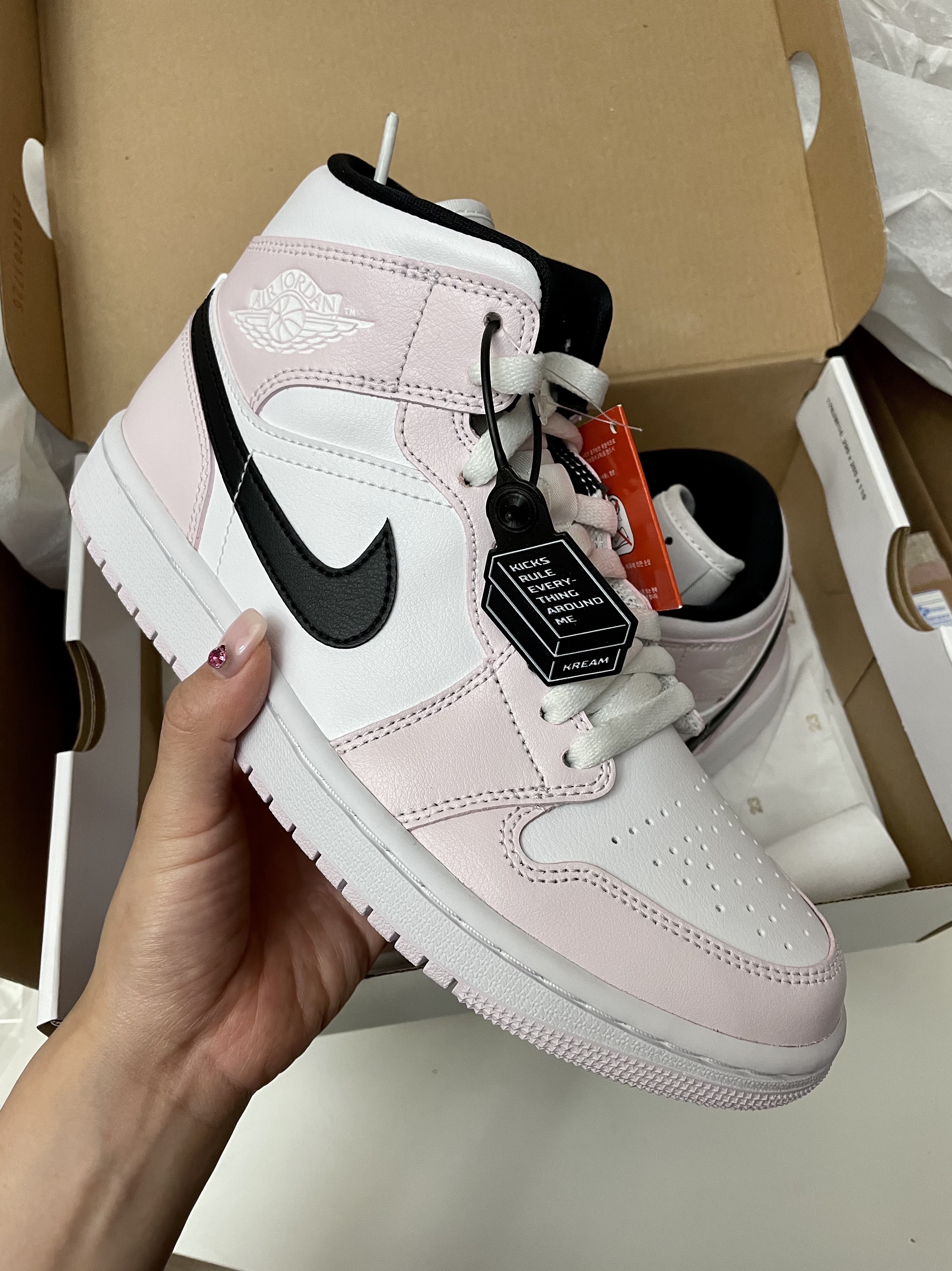 (W) Jordan 1 Mid Barely Rose 착용 스타일