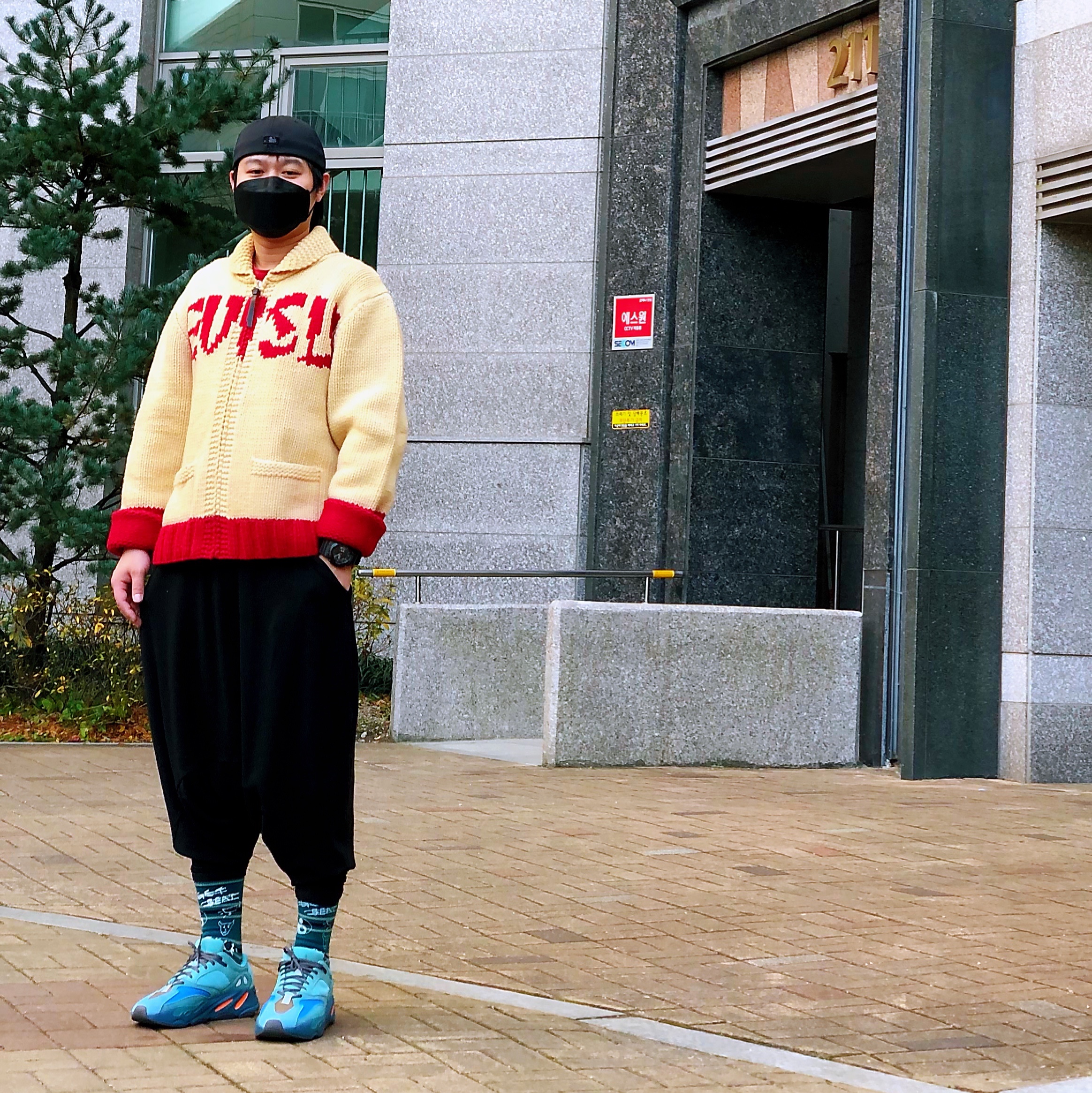 Adidas Yeezy Boost 700 Fade Azure 착용 스타일