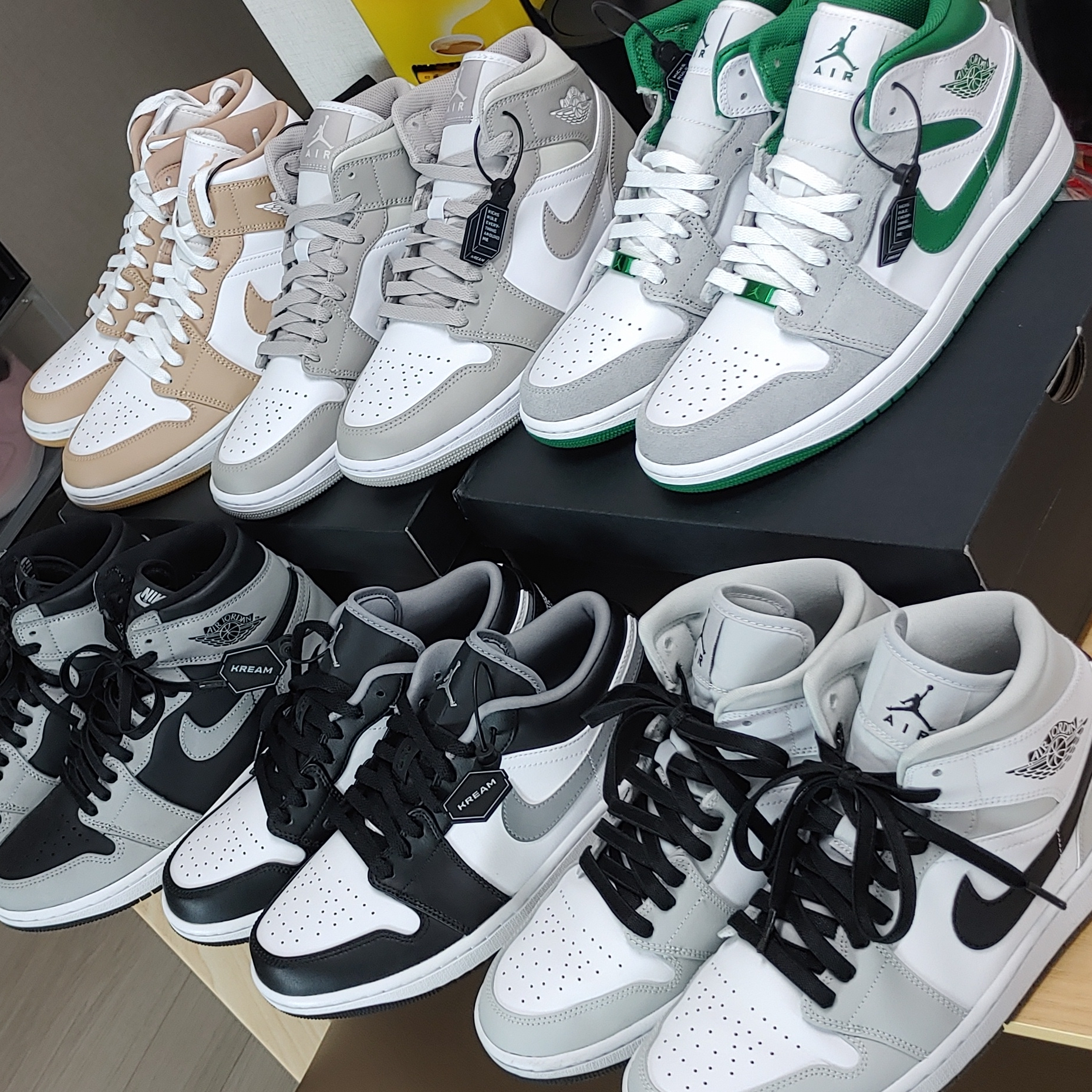 Jordan 1 Mid Tan Gum, Jordan 1 Mid College Grey 착용 스타일 - 1