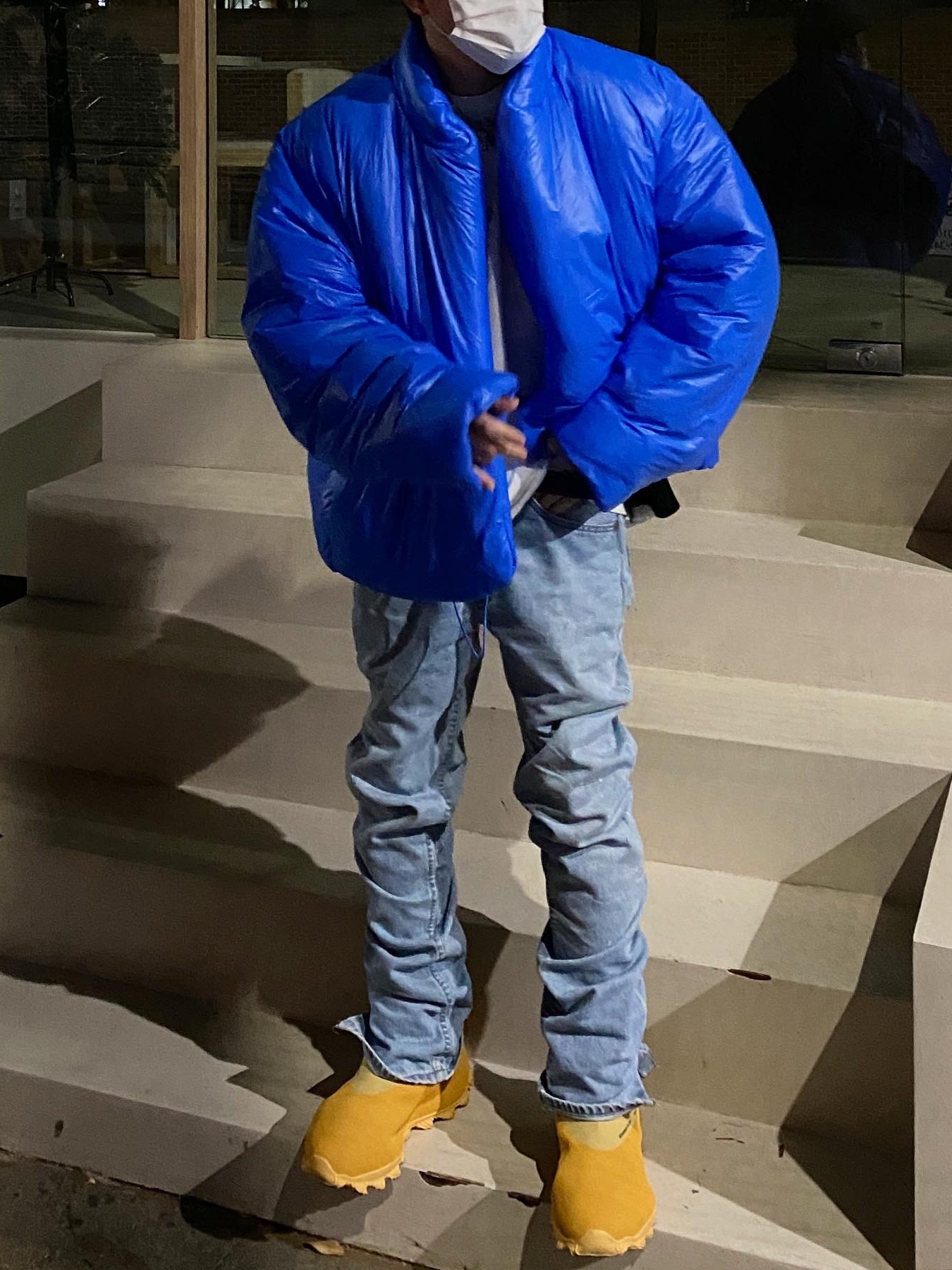 adidas Yeezy Knit RNR Boot Sulfur, Yeezy Gap Round Jacket Blue 착용 스타일 - 1