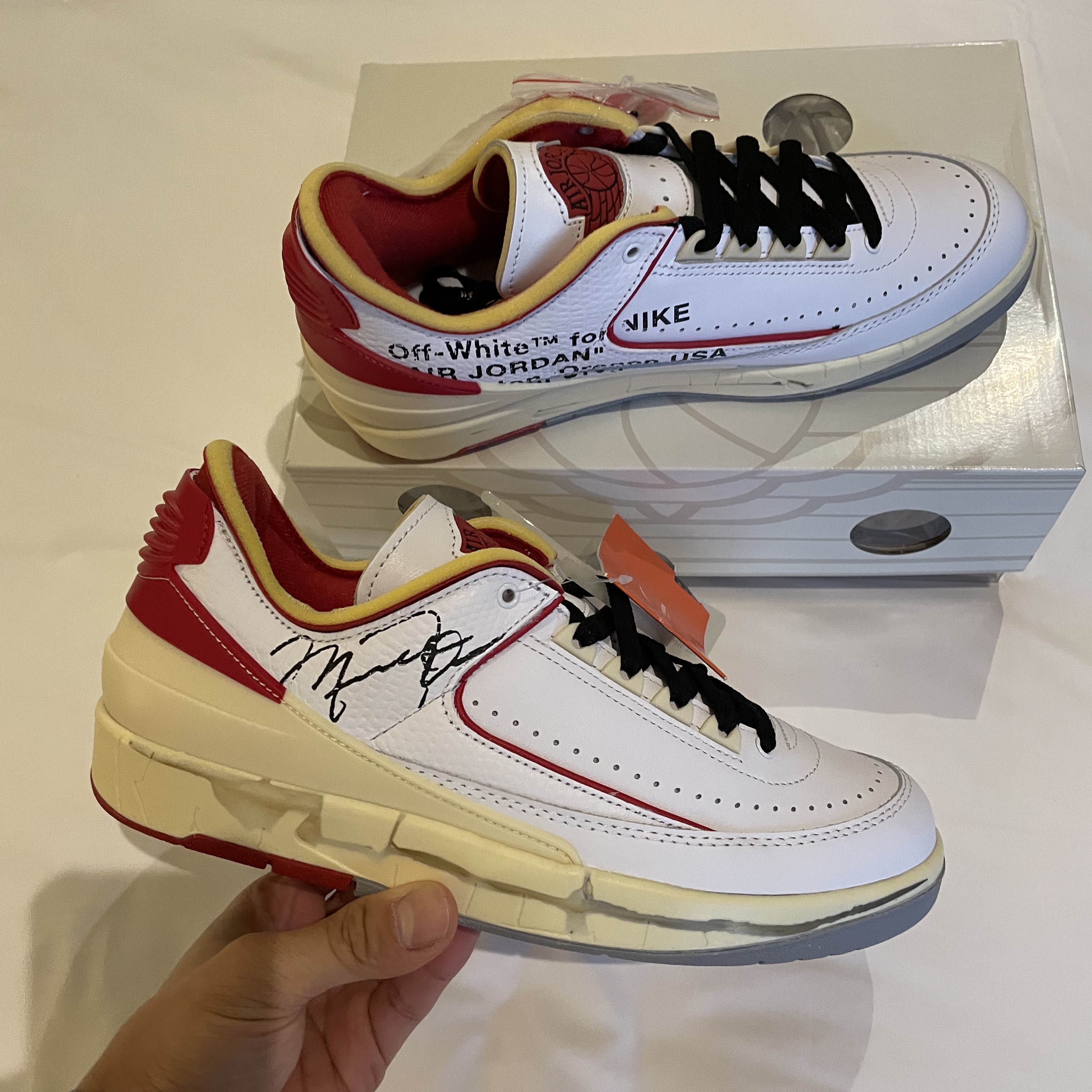 Jordan 2 x Off-White Retro Low SP White and Varsity Red 착용 스타일 - 3