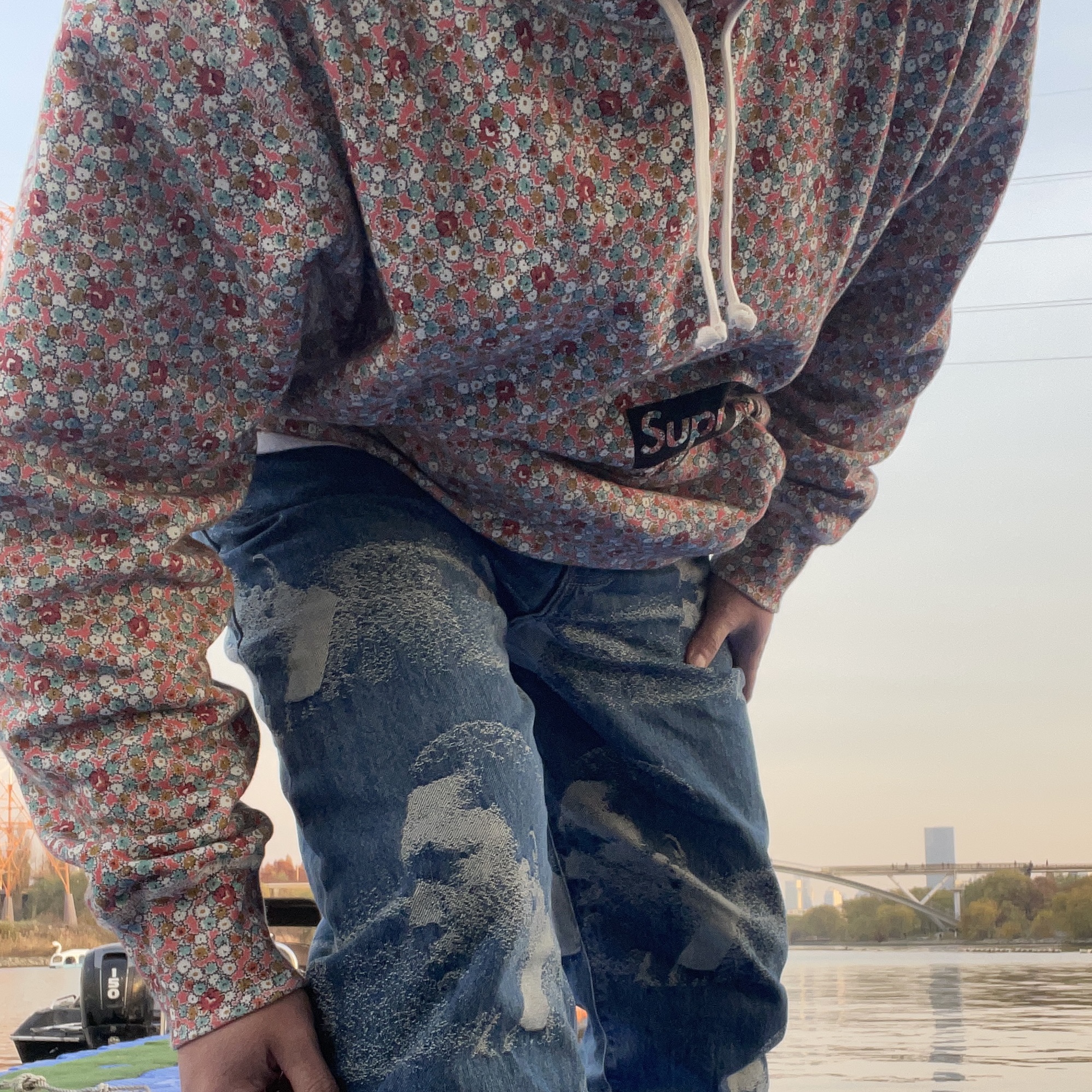 Supreme x Comme des Garcons Junya Watanabe Man Hooded Sweatshirt Pink Flowers - 21FW, Supreme John Coltrane A Love Supreme Regular Jean Blue - 21FW 착용 스타일
