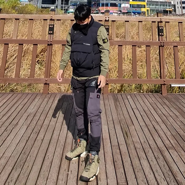Jordan 6 x Travis Scott Retro Olive, Jordan x Travis Scott Cargo Pants Black 착용 스타일 - 1