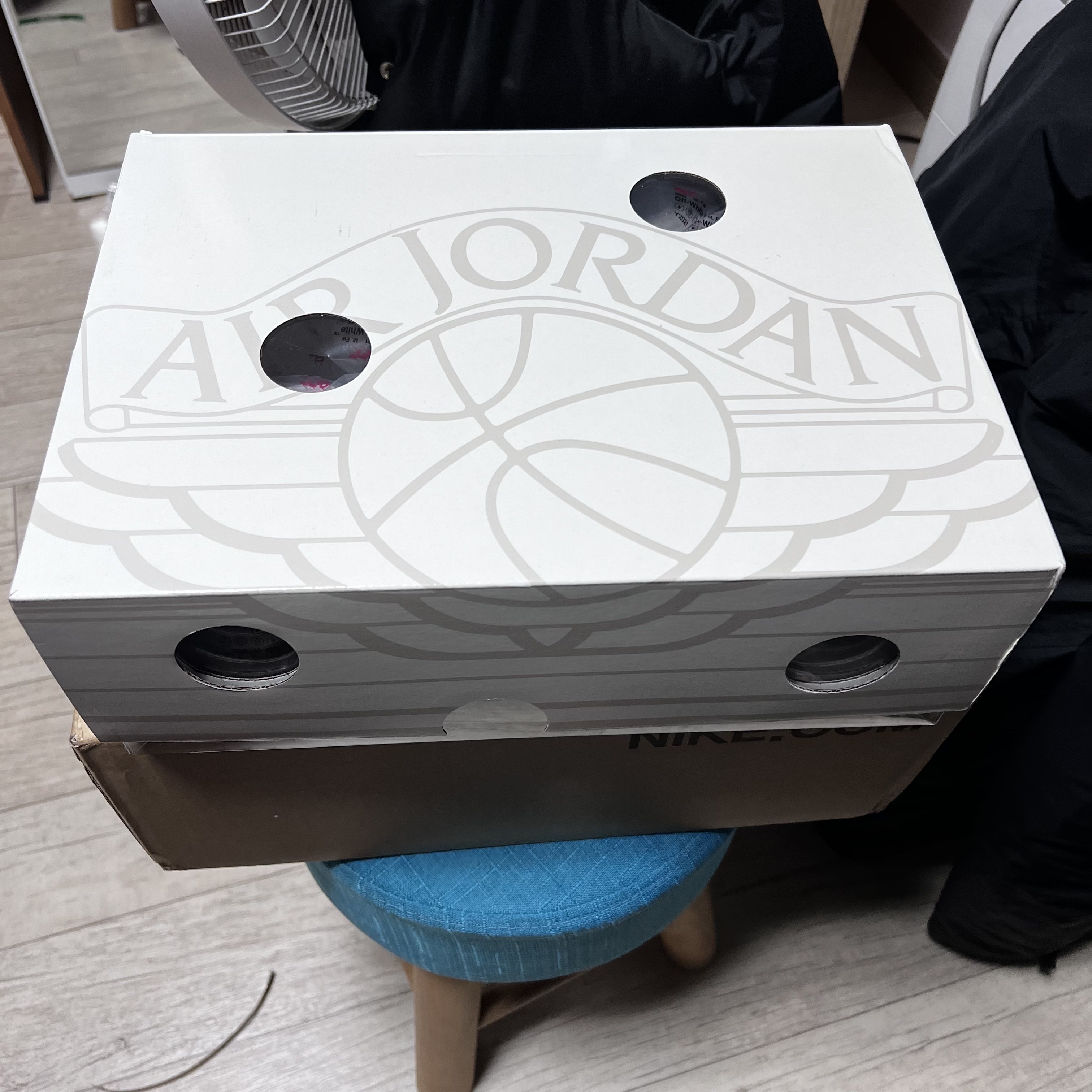 Jordan 2 x Off-White Retro Low SP Black and Varsity Royal 착용 스타일 - 1