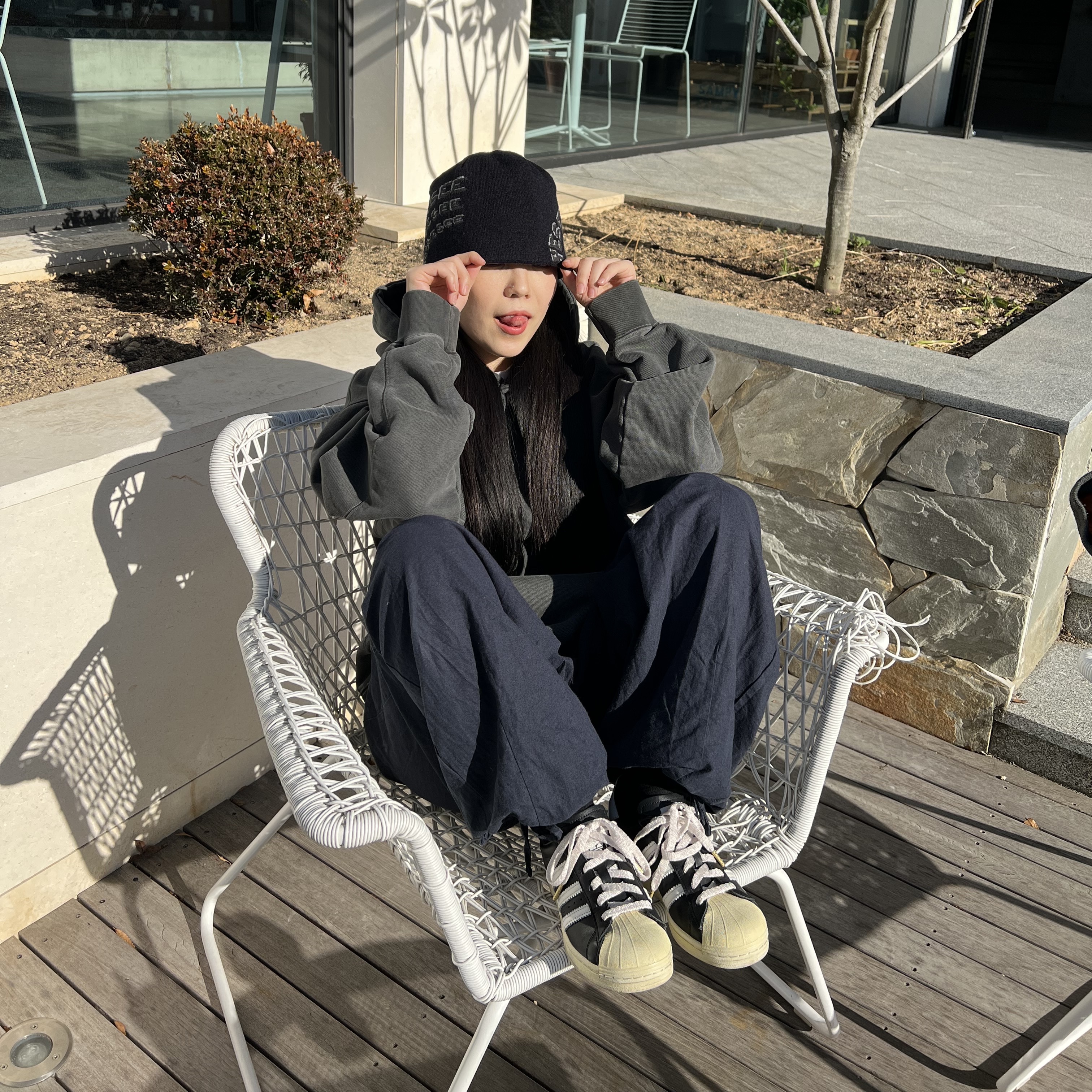 Adidas Superstar Premium Black White 착용 스타일 - 2
