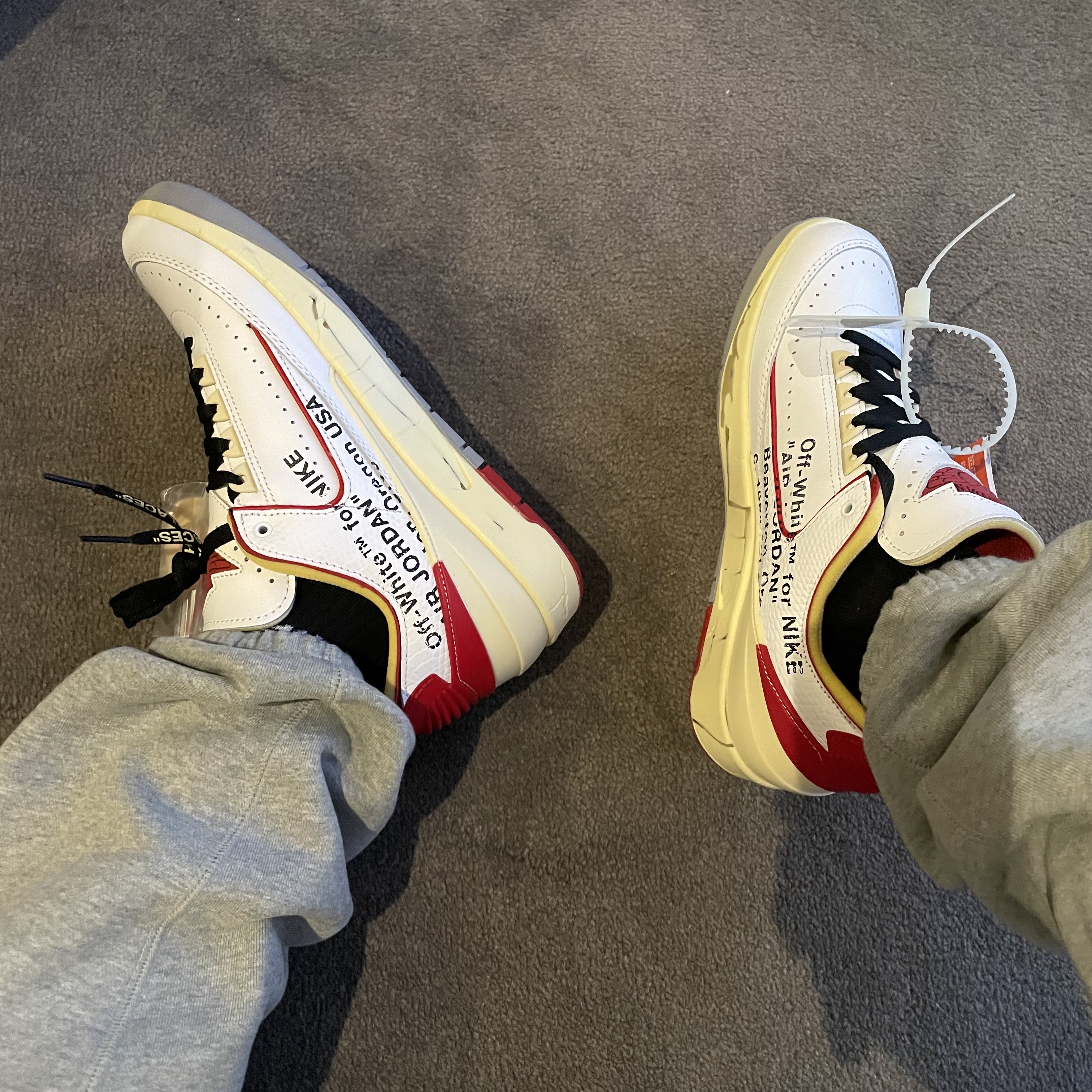 Jordan 2 x Off-White Retro Low SP White and Varsity Red 착용 스타일 - 1