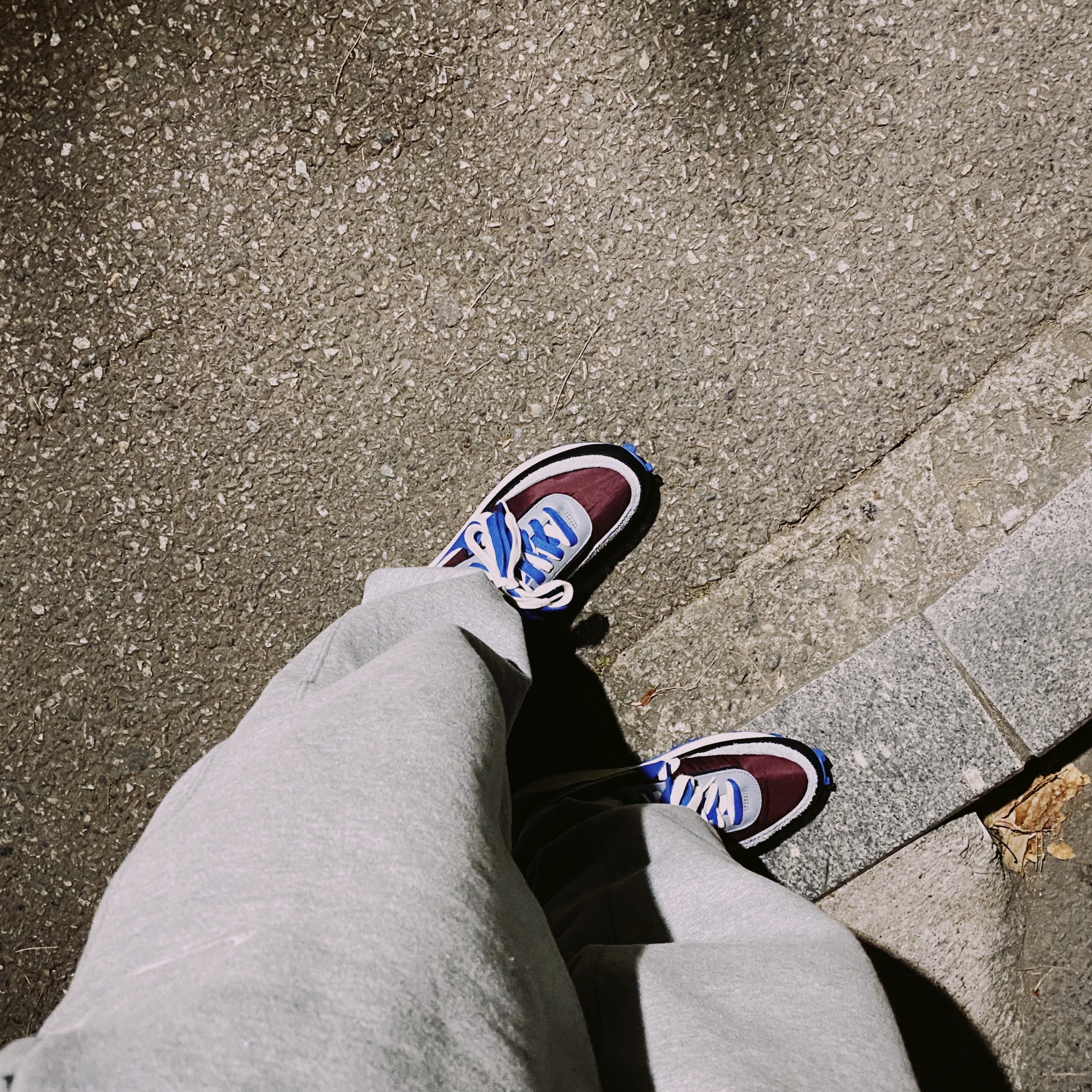 Nike NRG Solo Swoosh Fleece Hoodie Dark Grey Heather - US/EU, Nike x Sacai x Undercover LDWaffle Night Maroon Team Royal 착용 스타일 - 3