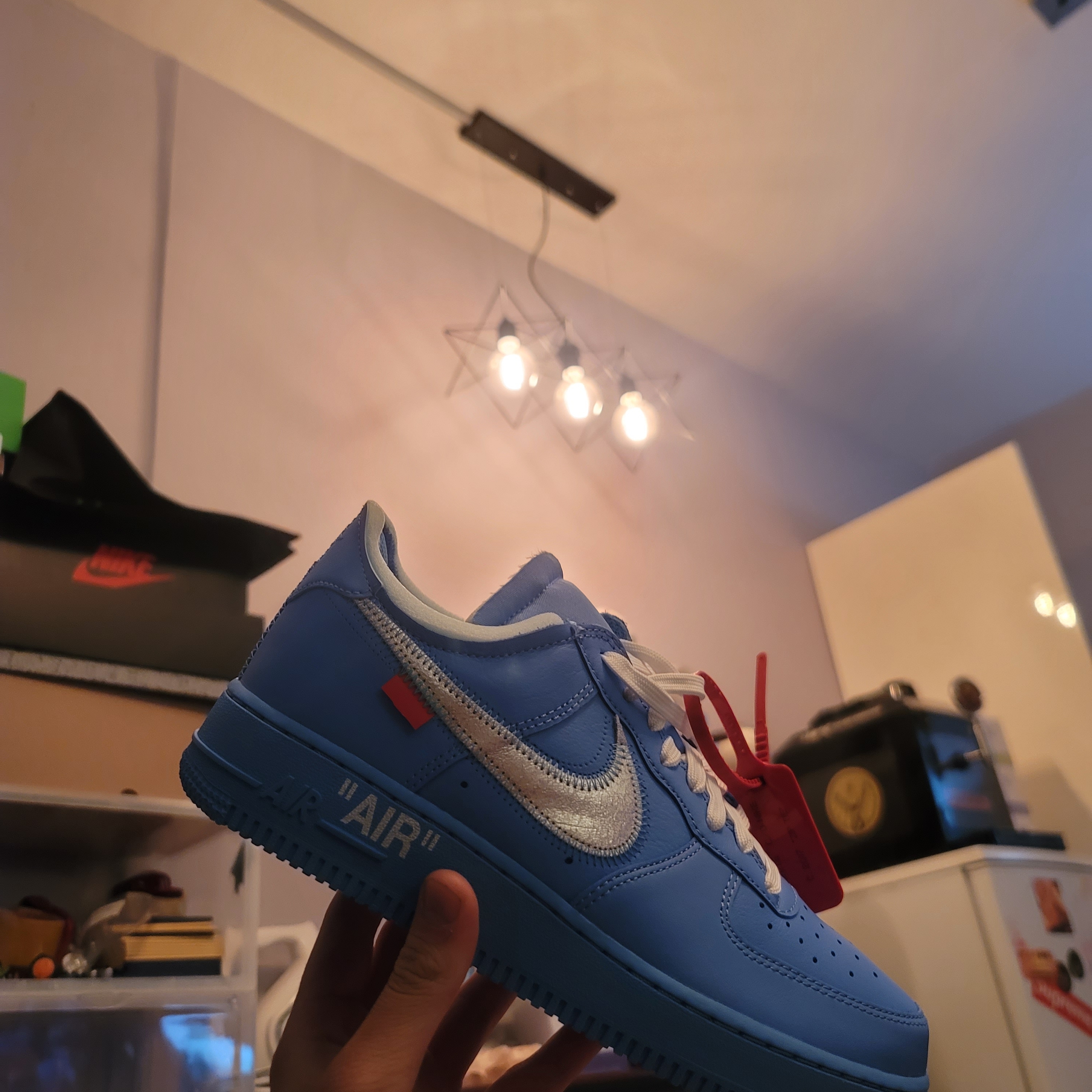 Nike x Off-White Air Force 1 '07 University Gold, Nike x Off-White Air Force 1 Low MCA University Blue 착용 스타일 - 2