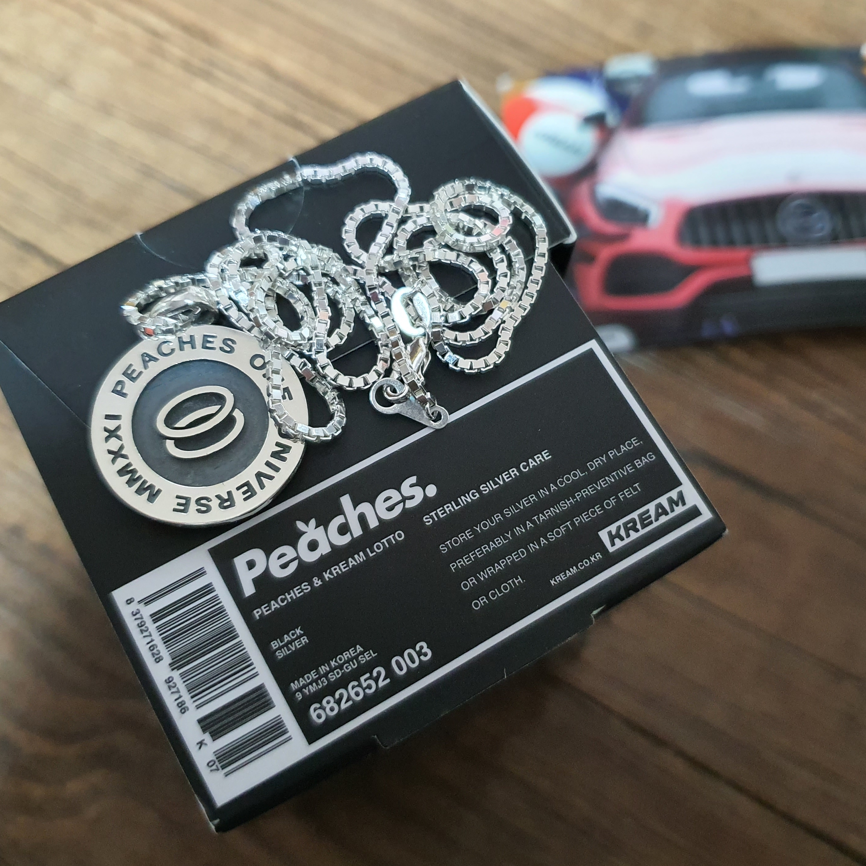 [KREAM Exclusive] Peaches. & KREAM Lotto Silver Necklace 착용 스타일