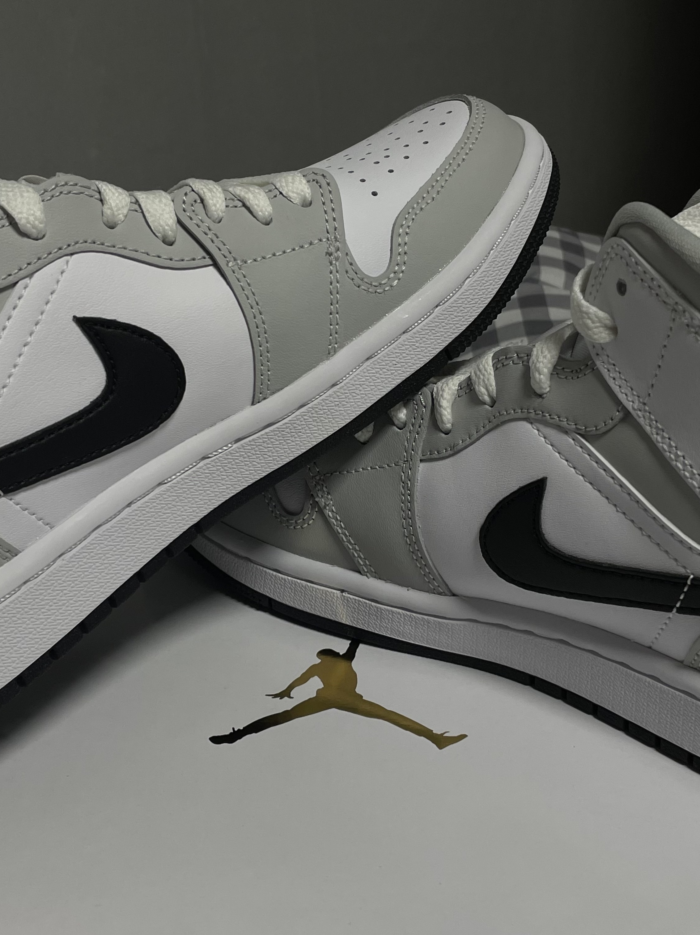 (W) Jordan 1 Mid Grey Fog, Stussy Basic Stussy Hoodie Black 2021 착용 스타일 - 3