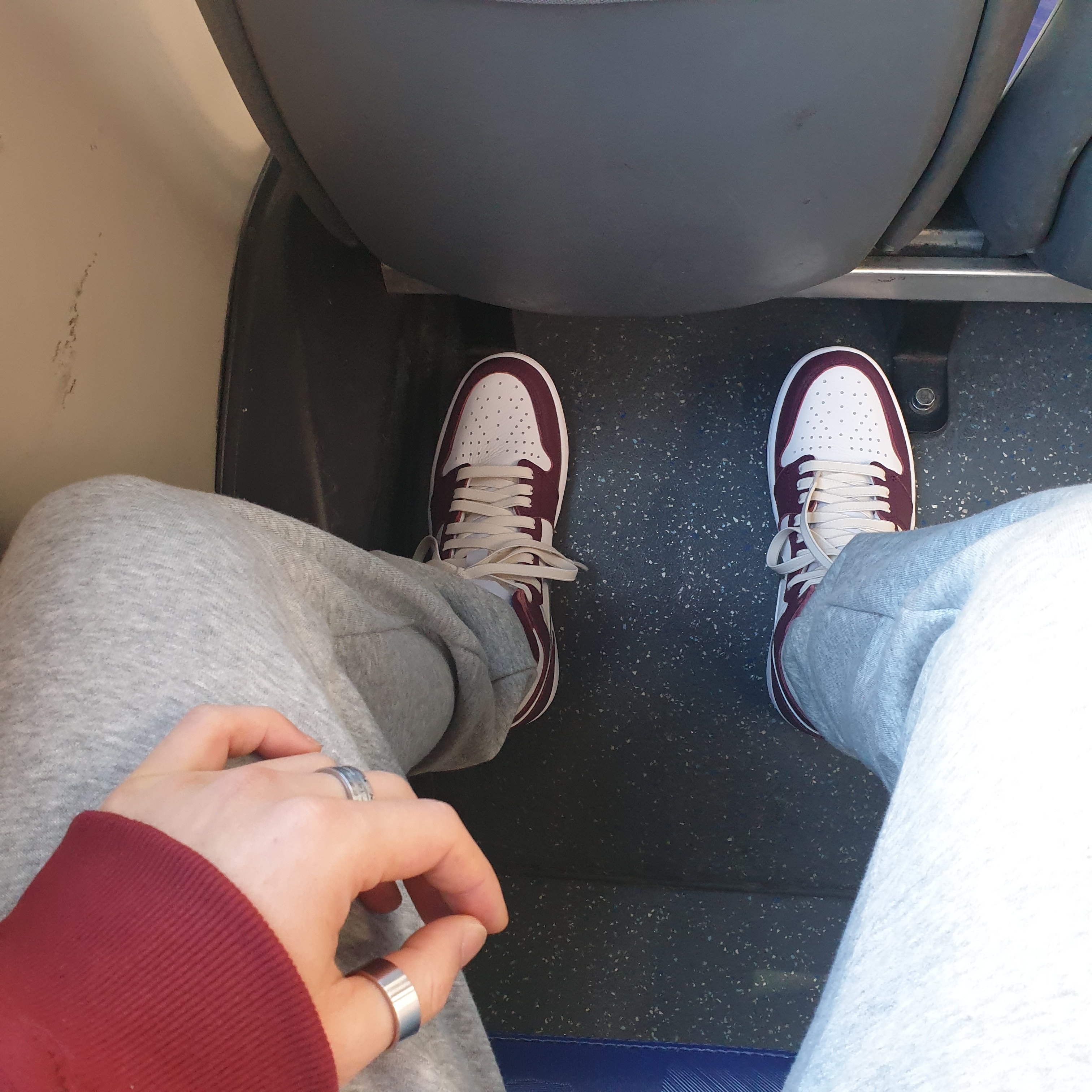 Jordan 1 Retro High OG Bordeaux, IAB Studio Hoodie Raspberry 착용 스타일