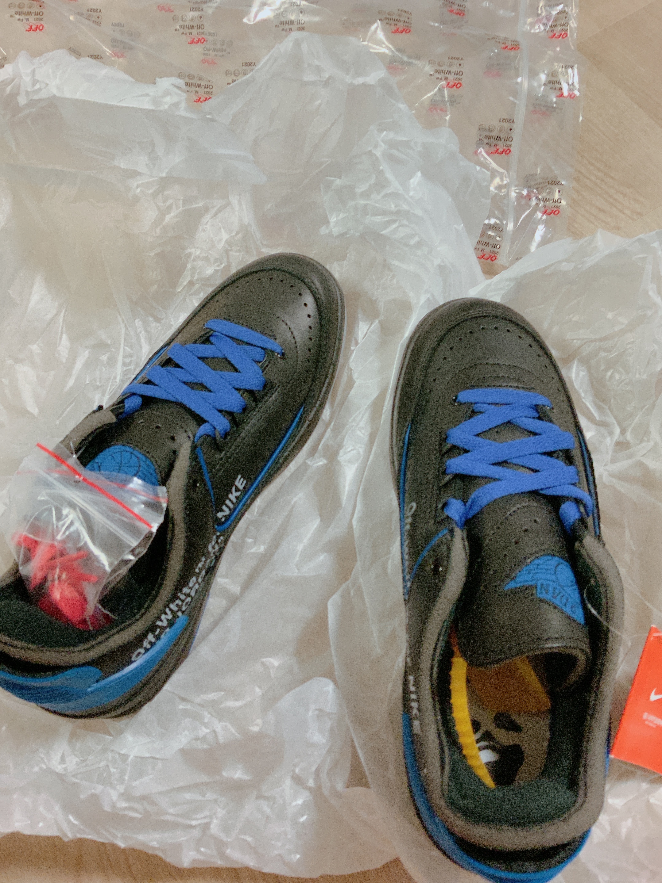 Jordan 2 x Off-White Retro Low SP Black and Varsity Royal 착용 스타일 - 1