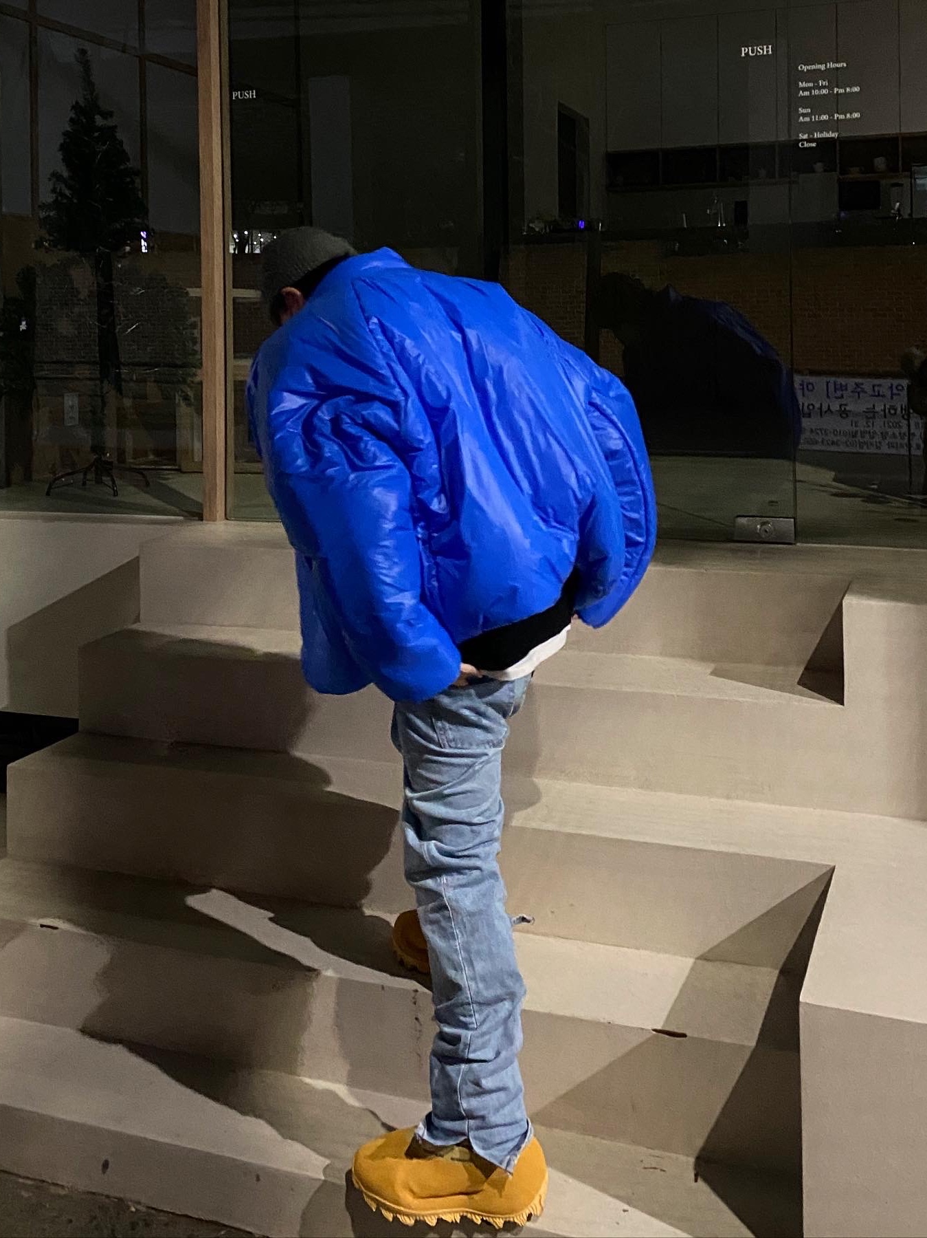 adidas Yeezy Knit RNR Boot Sulfur, Yeezy Gap Round Jacket Blue 착용 스타일 - 3