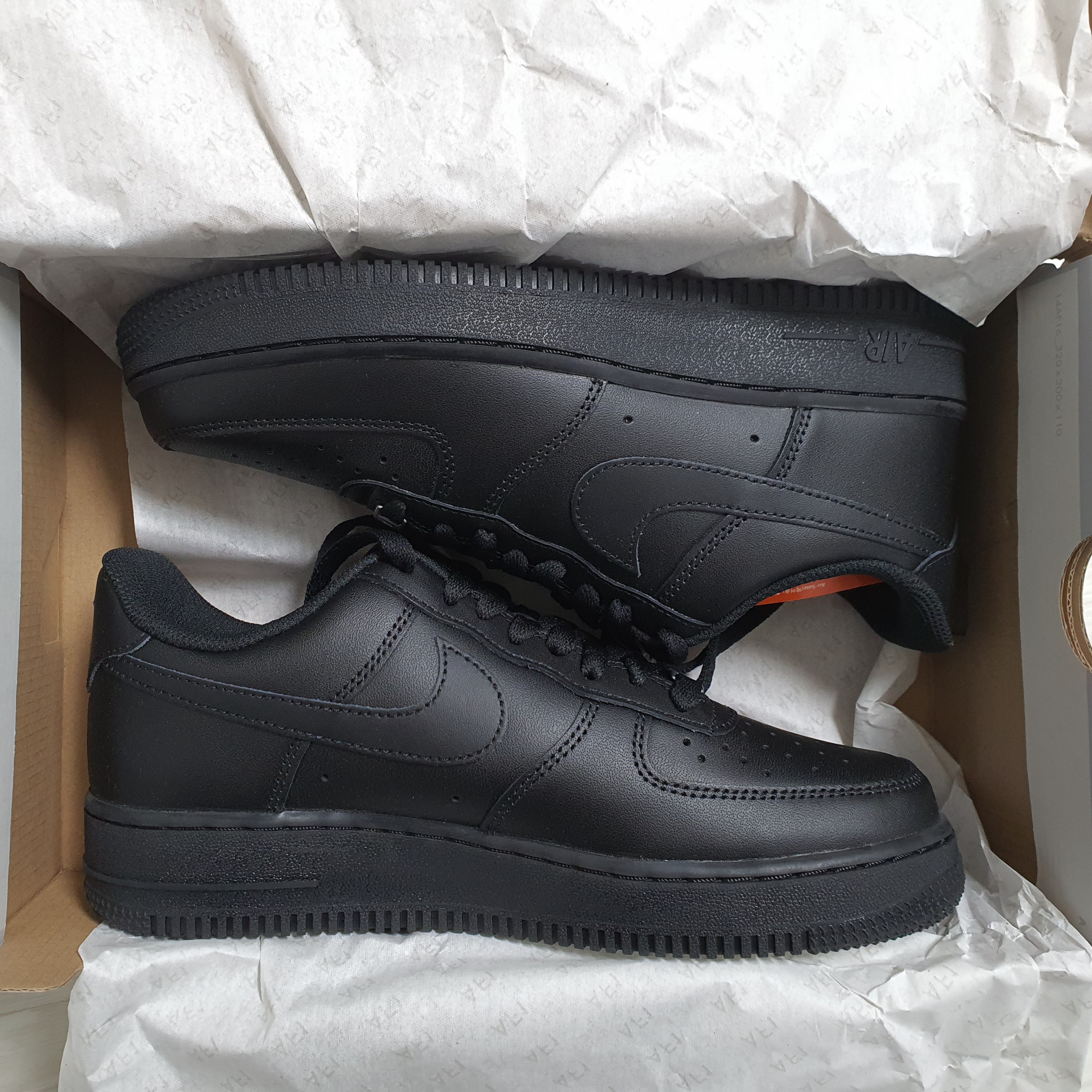 Nike Air Force 1 '07 Low Triple Black 착용 스타일