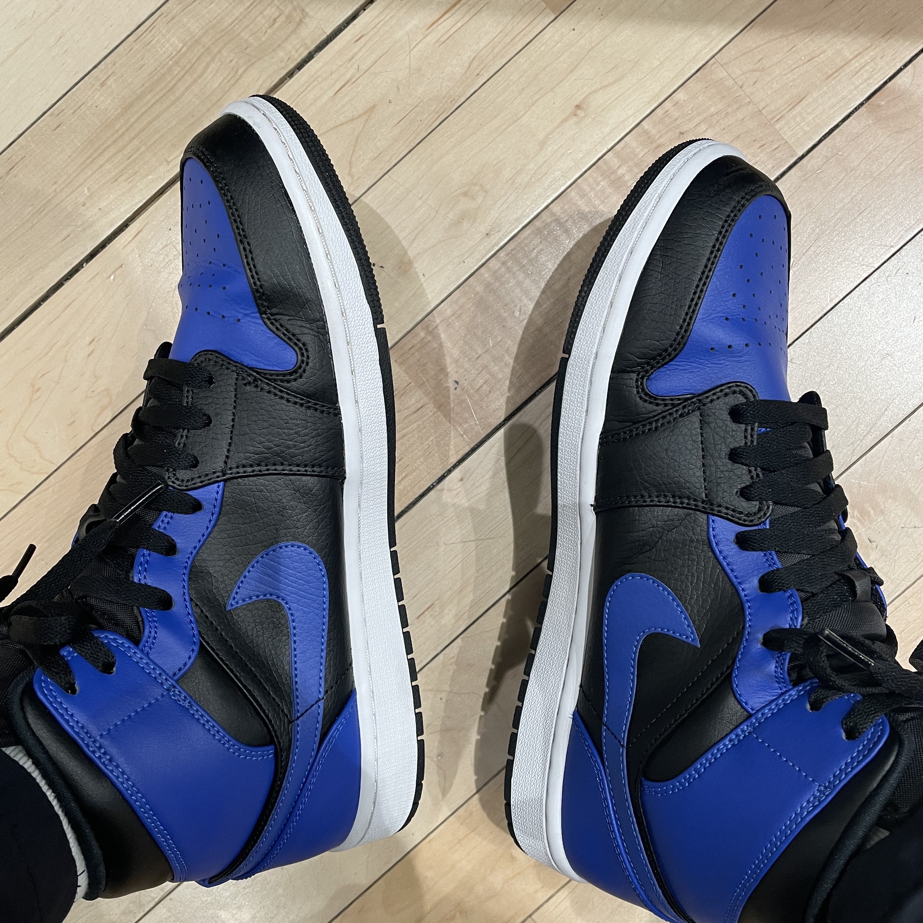 Jordan 1 Mid Black Hyper Royal 착용 스타일